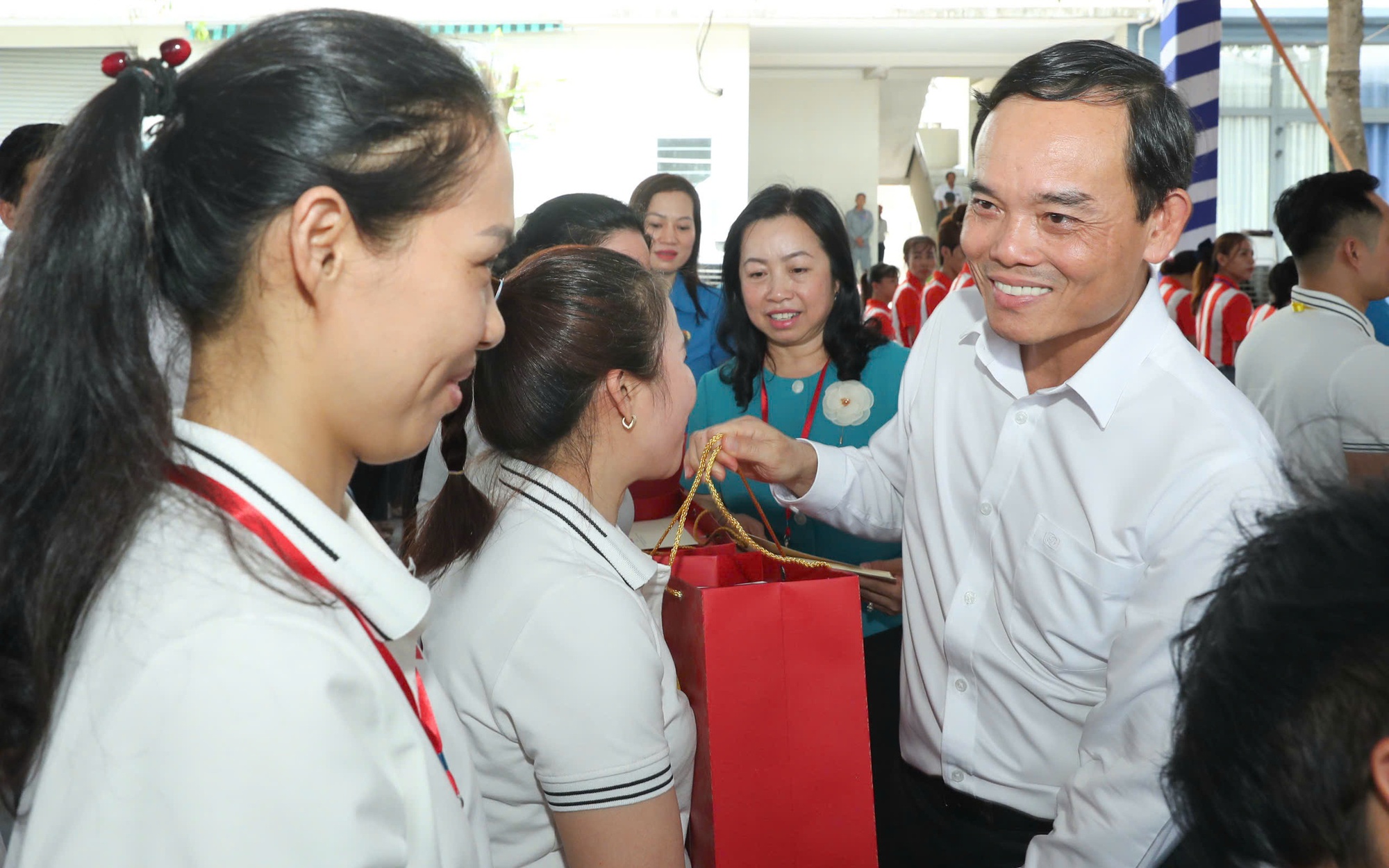 DỒN SỨC CHĂM LO NGƯỜI LAO ĐỘNG (*): Công nhân là nền tảng của tăng trưởng bền vững
