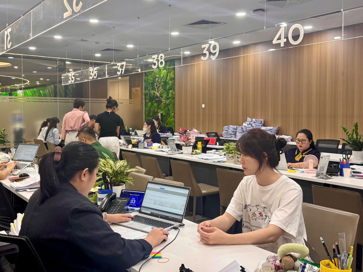 H&agrave;ng trăm kh&aacute;ch h&agrave;ng hồ hởi k&yacute; thủ tục khu Đảo Ngọc, nhẹ nh&otilde;m v&igrave; đ&atilde; mua được căn nh&agrave; ưng &yacute; - Ảnh 2.