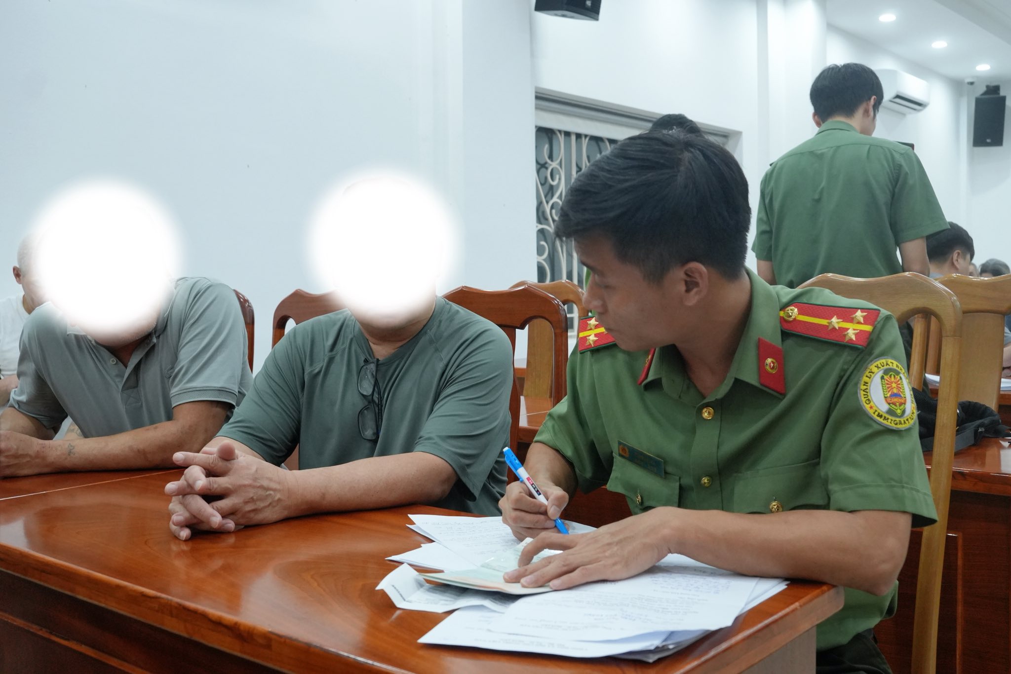 Công an TPHCM tiếp nhận 33 công dân bị Mỹ trục xuất - Ảnh 3.