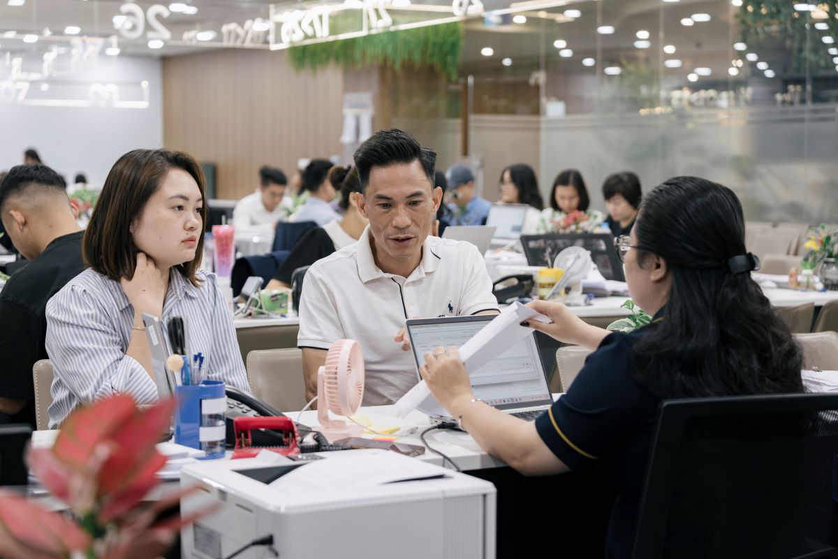 H&agrave;ng trăm kh&aacute;ch h&agrave;ng hồ hởi k&yacute; thủ tục khu Đảo Ngọc, nhẹ nh&otilde;m v&igrave; đ&atilde; mua được căn nh&agrave; ưng &yacute; - Ảnh 5.