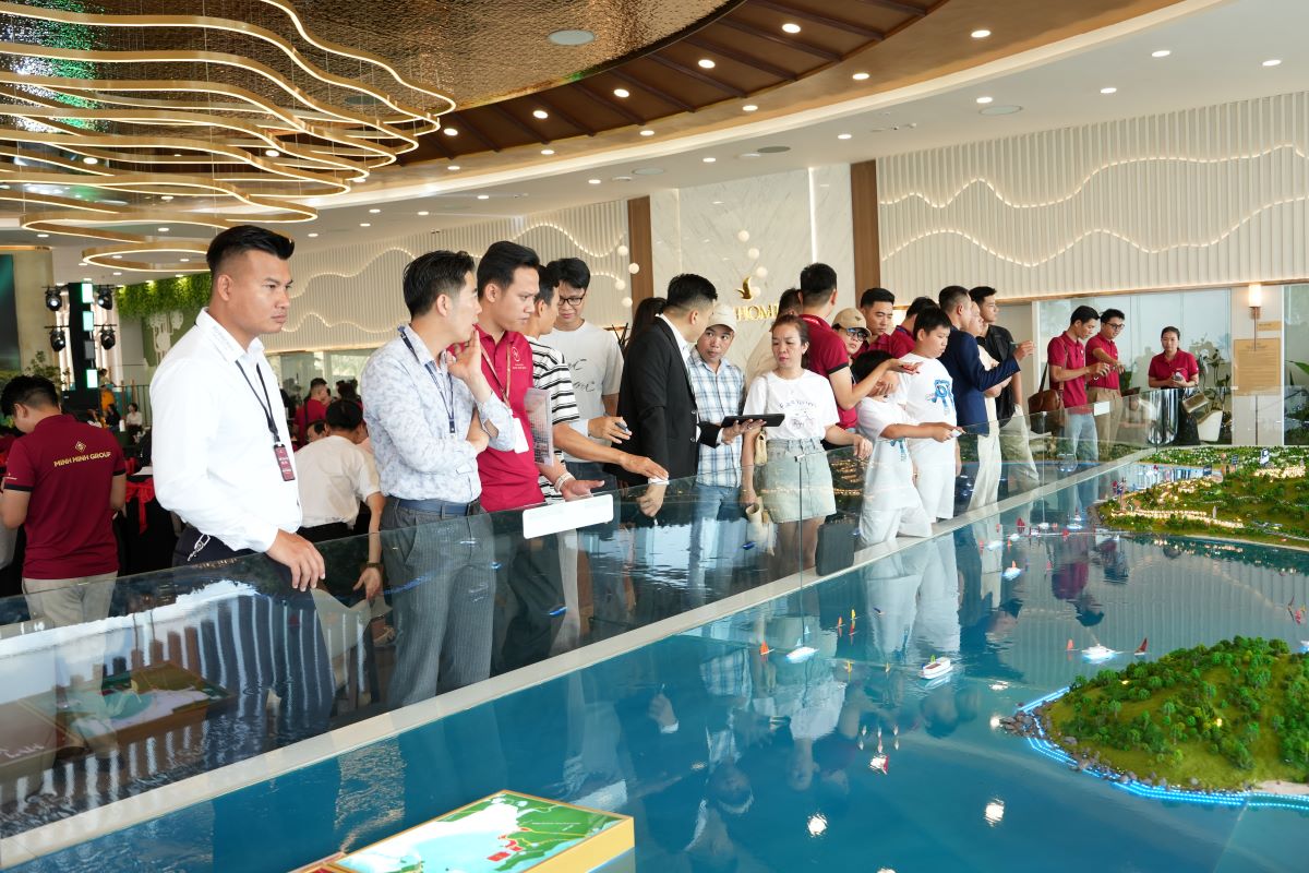 H&agrave;ng trăm kh&aacute;ch h&agrave;ng hồ hởi k&yacute; thủ tục khu Đảo Ngọc, nhẹ nh&otilde;m v&igrave; đ&atilde; mua được căn nh&agrave; ưng &yacute; - Ảnh 6.