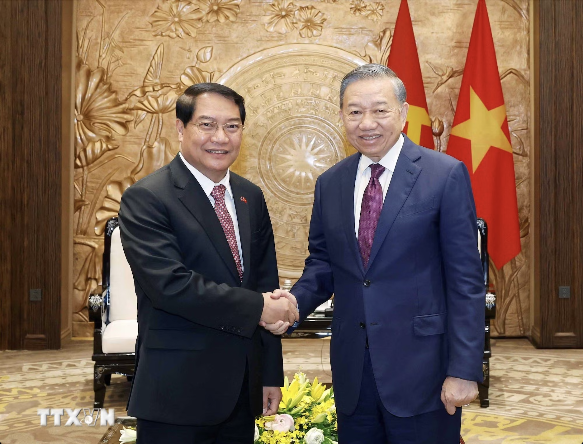 Tổng B&iacute; thư, Chủ tịch nước T&ocirc; L&acirc;m: H&agrave; Nội v&agrave; Vi&ecirc;ng Chăn phải đi đầu trong hợp t&aacute;c địa phương - Ảnh 1.