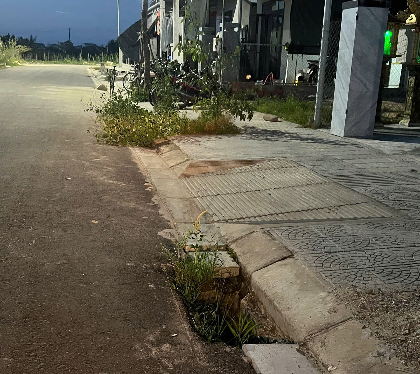 Cận cảnh những chiếc "bẫy" trên mặt đường ở khu tái định cư khiến dân lo sợ - Ảnh 3.