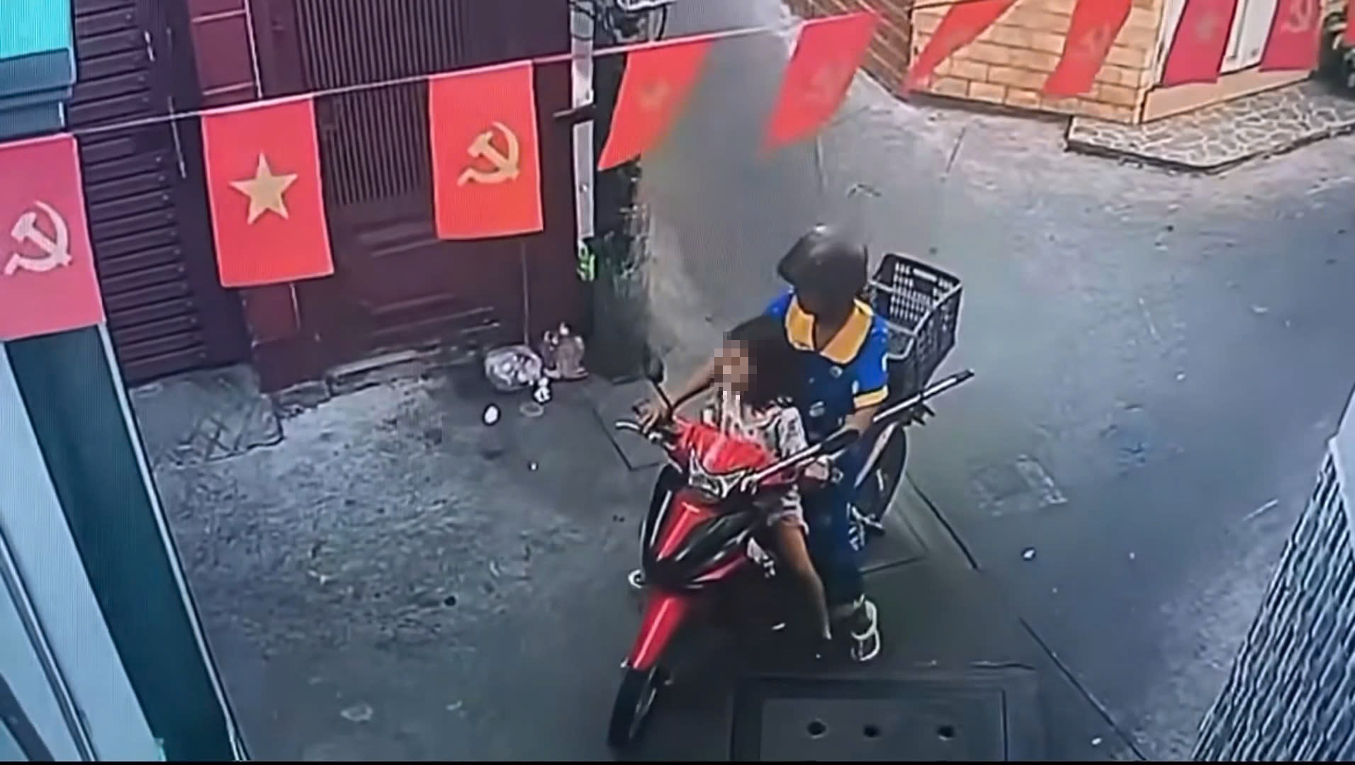 Công an bắt người phụ nữ - Ảnh 1.