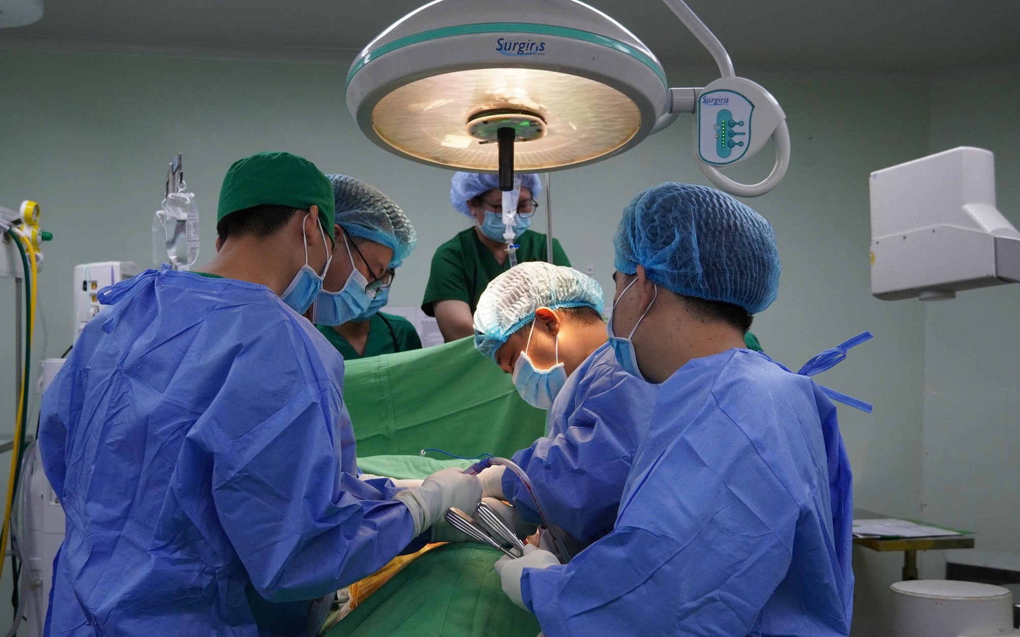 Huy động 6 chuyên khoa cứu người đàn ông ở Cần Thơ