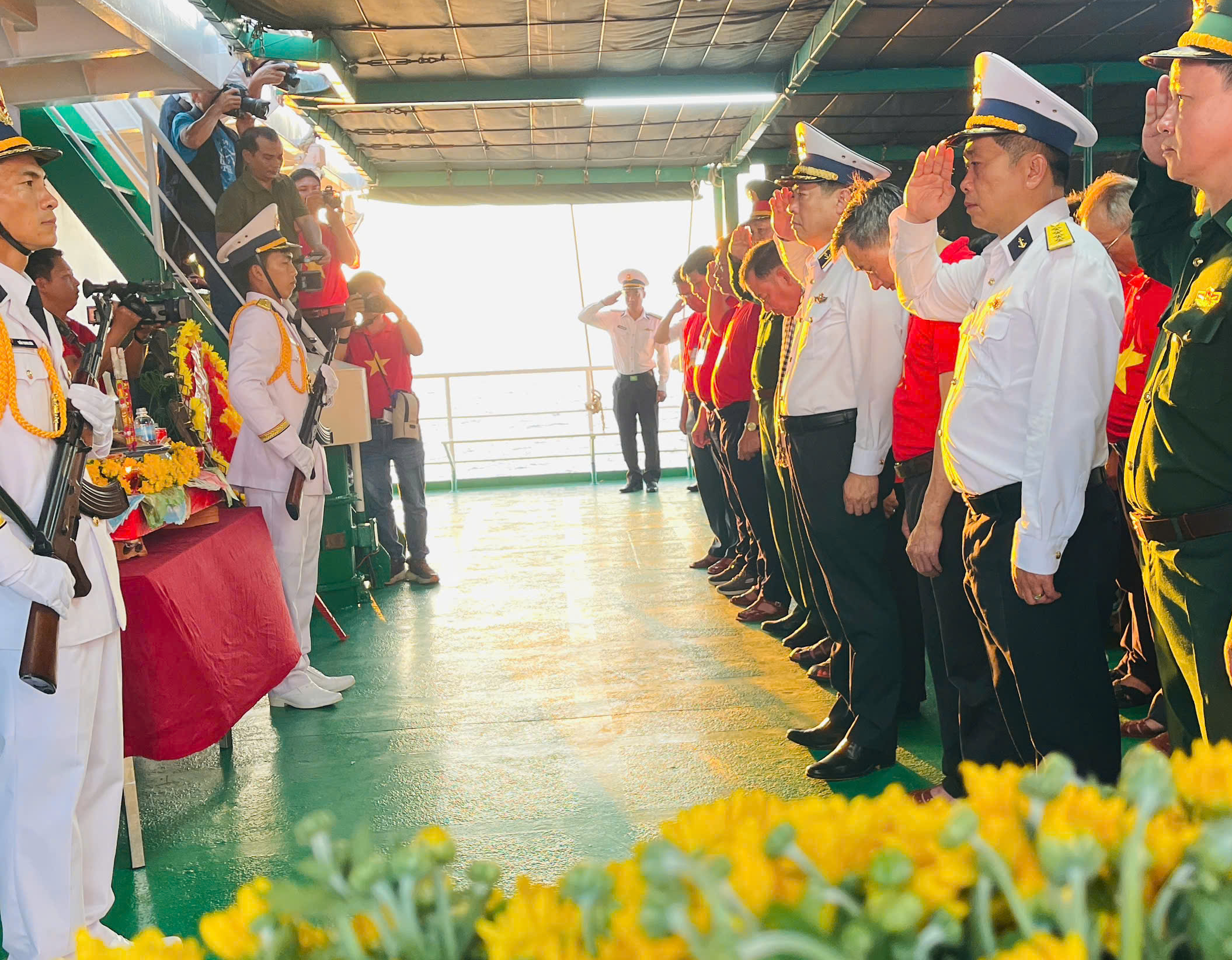 Kh&ocirc;ng để thầy thuốc ở Trường Sa thiệt th&ograve;i - Ảnh 1.