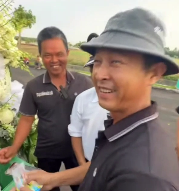CLIP: Nam thanh niên cắt sầu riêng thuê trúng độc đắc 10 tỉ đồng xổ số miền Nam - Ảnh 5.