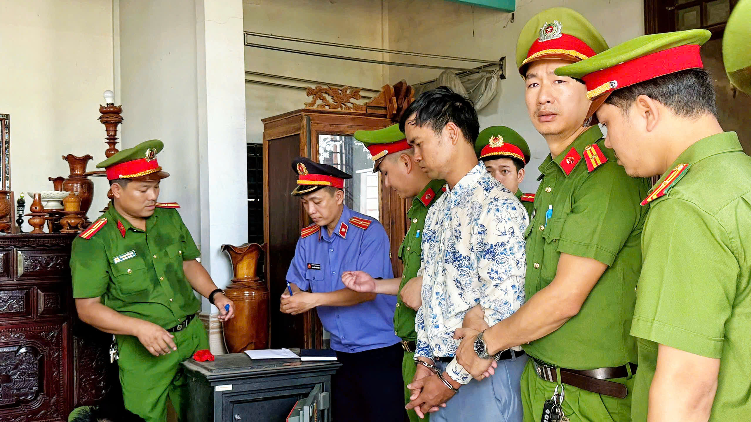Bắt chủ t&agrave;i khoản Facebook "Ho&agrave;ng Mai Huế" v&igrave; đăng b&agrave;i xuy&ecirc;n tạc - Ảnh 2.