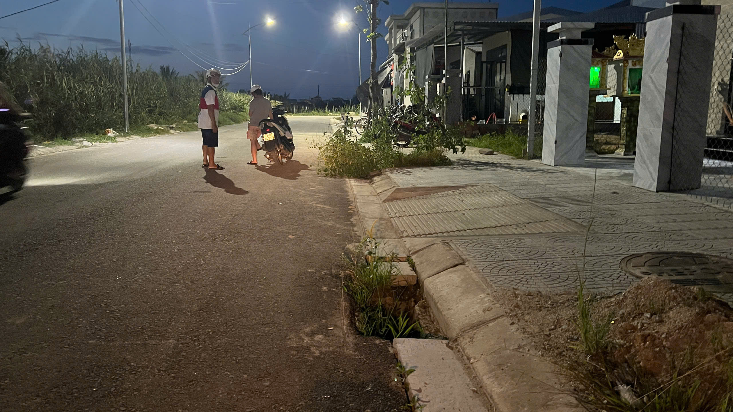 Cận cảnh những chiếc "bẫy" trên mặt đường ở khu tái định cư khiến dân lo sợ - Ảnh 1.