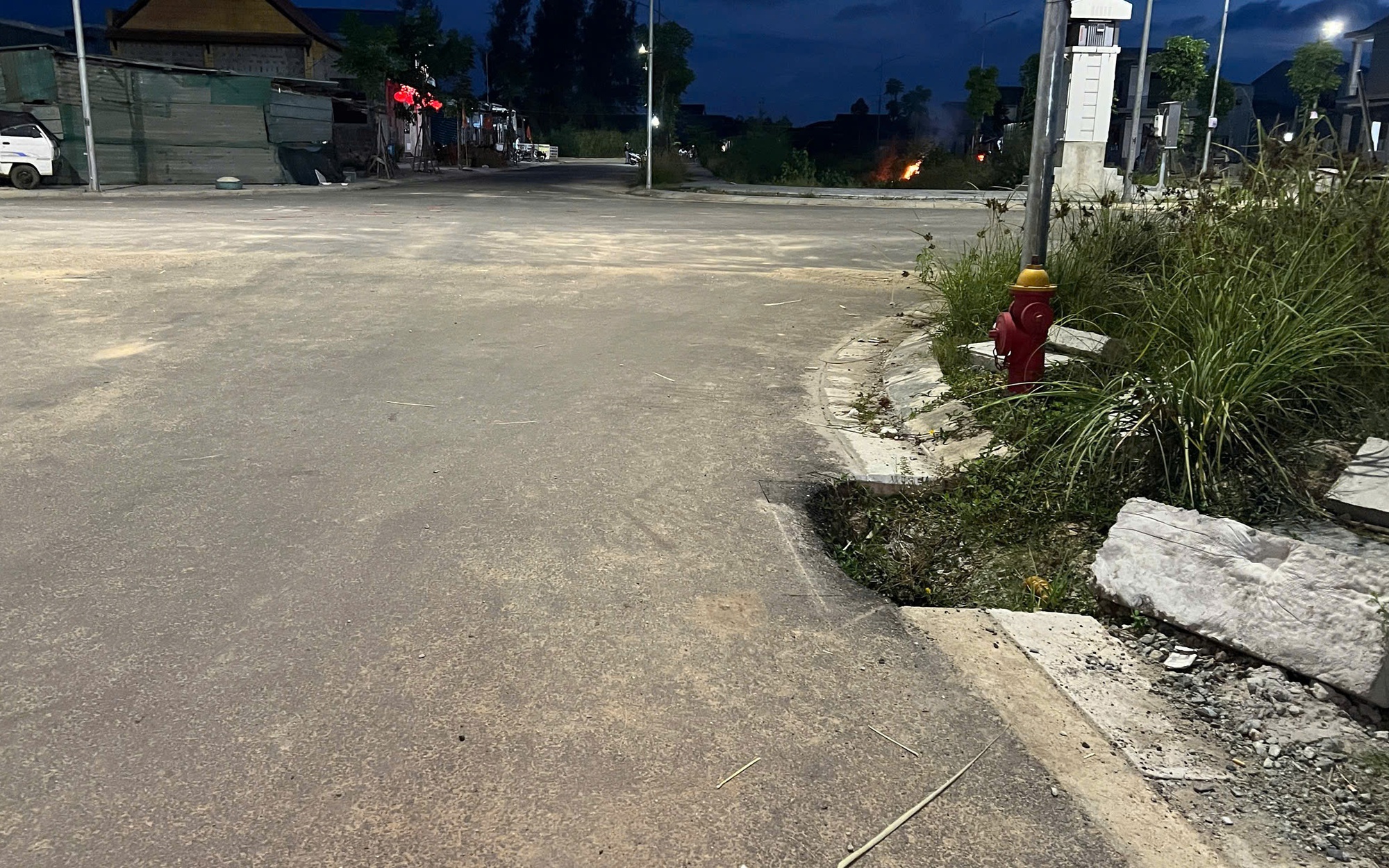 Hàng loạt hố sâu “há miệng” giữa khu tái định cư dự án cầu vượt cửa biển