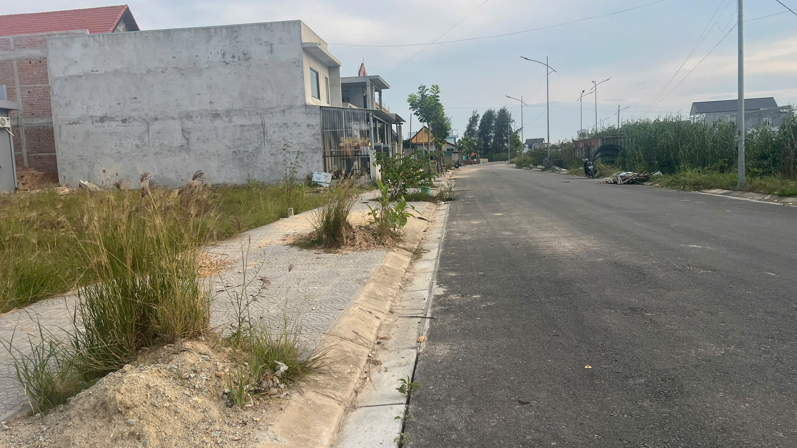 Cận cảnh những chiếc "bẫy" trên mặt đường ở khu tái định cư khiến dân lo sợ - Ảnh 8.