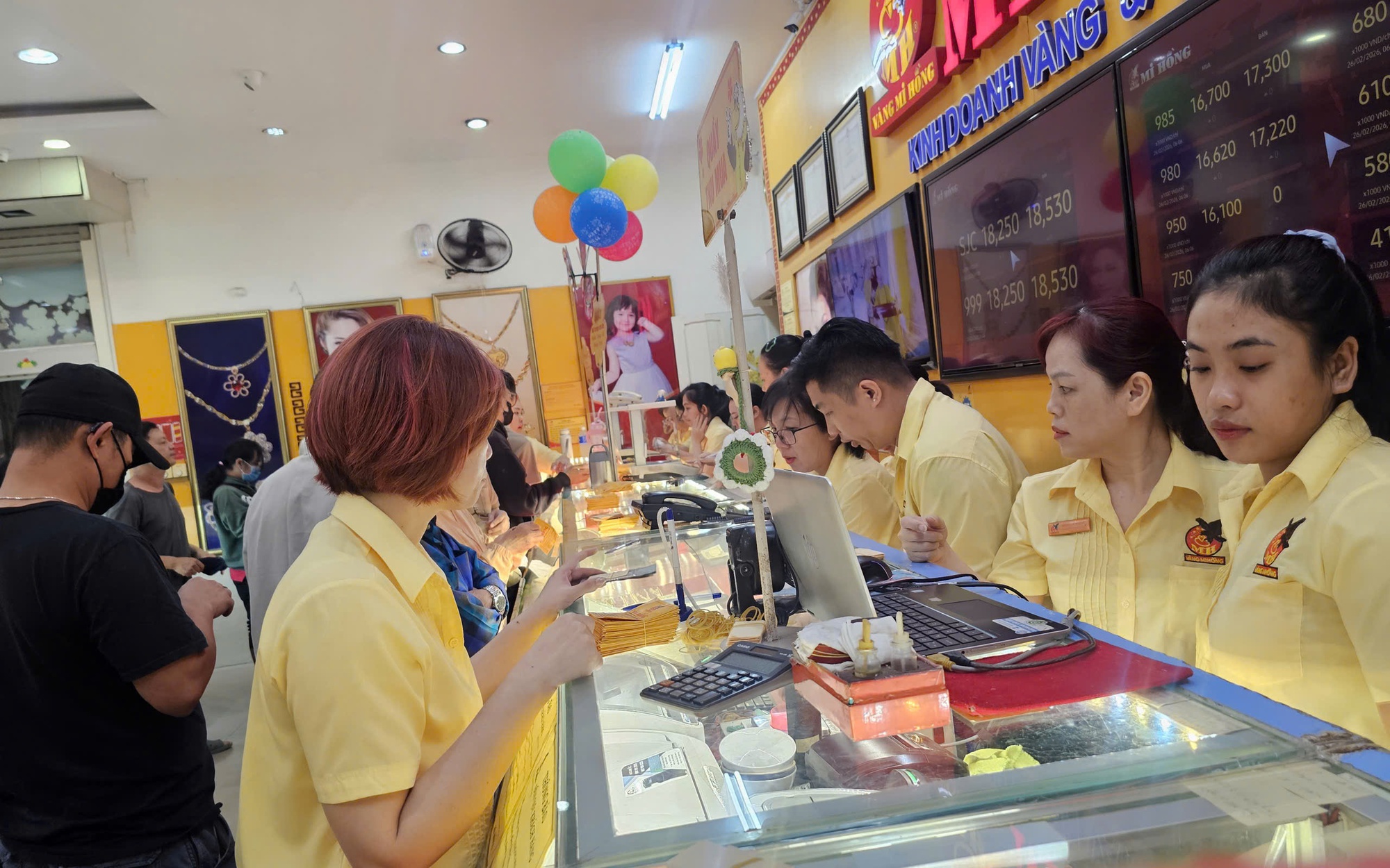 Tối 12-5, chóng mặt trước giá vàng thế giới 