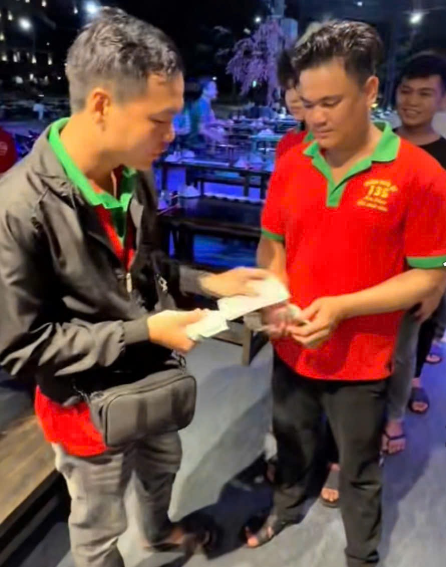 CLIP: Nam thanh niên cắt sầu riêng thuê trúng độc đắc 10 tỉ đồng xổ số miền Nam - Ảnh 4.