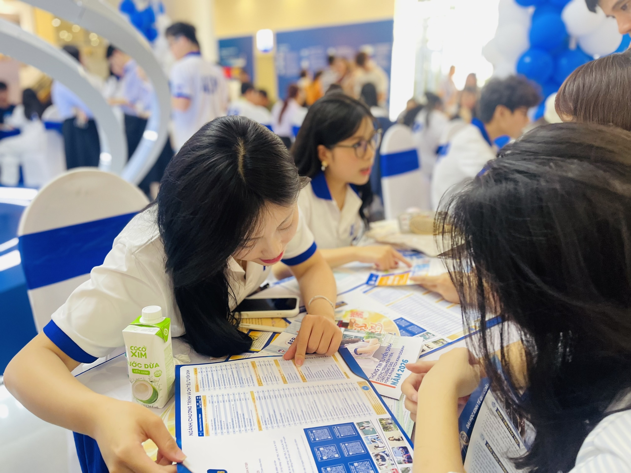 Nhiều cơ hội trúng tuyển các ngành học hot - Ảnh 3.