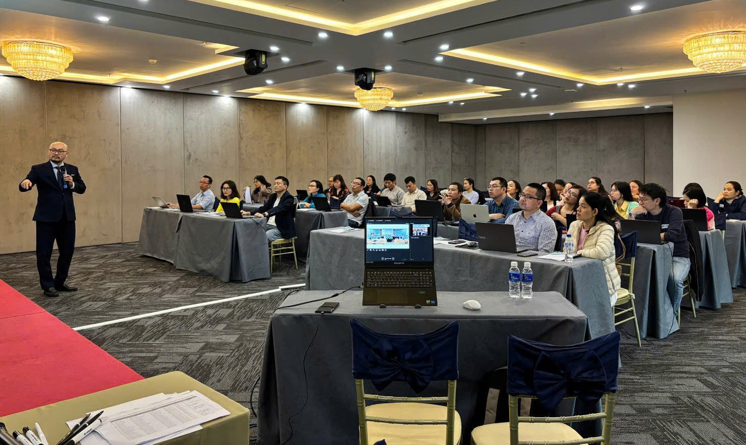 Thay v&igrave; lo sợ, h&atilde;y tự n&acirc;ng cấp - Ảnh 1.