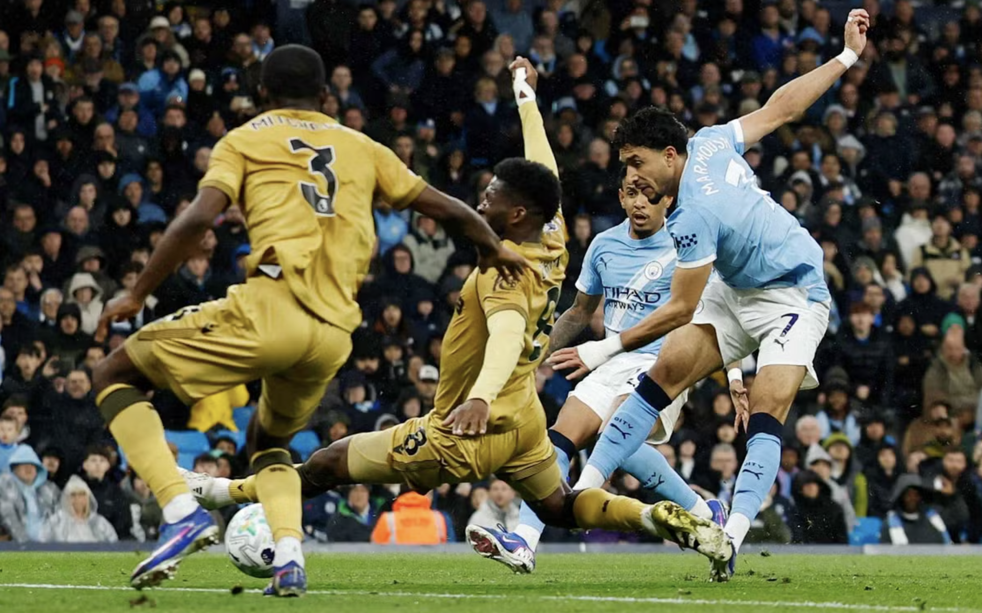 Đại thắng Crystal Palace, Man City tiếp tục cuộc đua vô địch Ngoại hạng