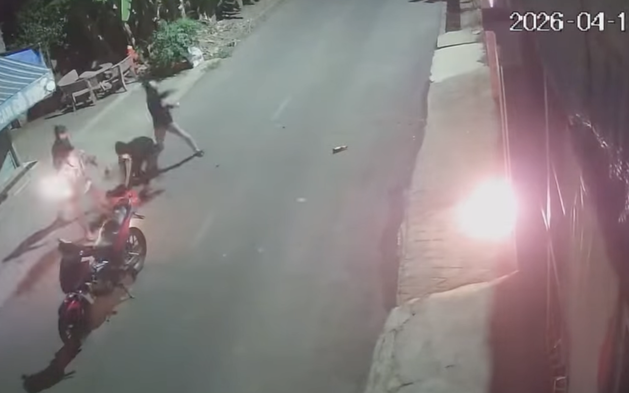 CLIP: Một gia đình bị ném bom xăng ở Đồng Nai