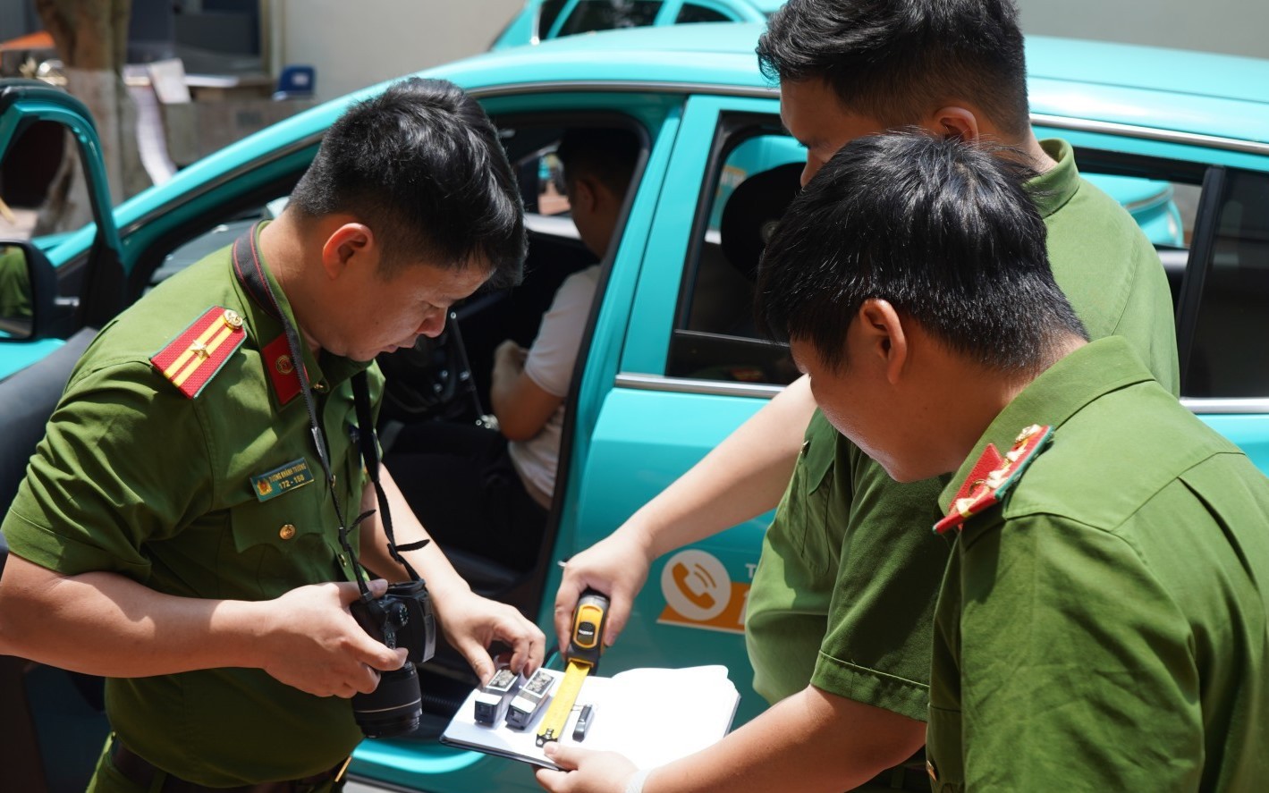 Bắt nhóm tài xế chuyên dùng thiết bị phá sóng để chiếm đoạt tiền của hãng taxi công nghệ