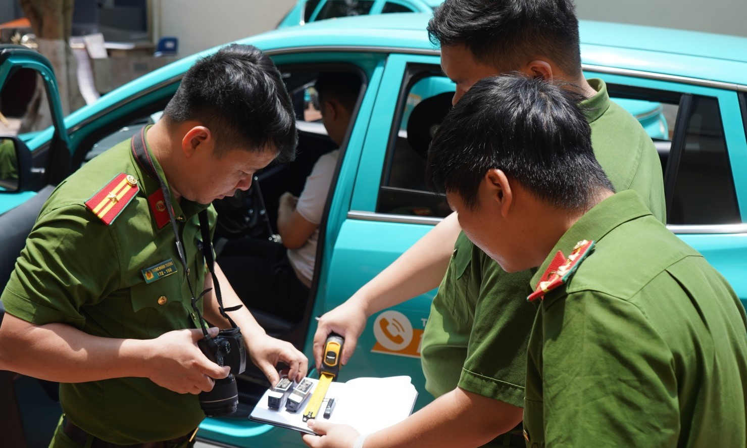 Bắt nh&oacute;m t&agrave;i xế taxi chuy&ecirc;n d&ugrave;ng thiết bị ph&aacute; s&oacute;ng để chiếm đoạt tiền - Ảnh 2.