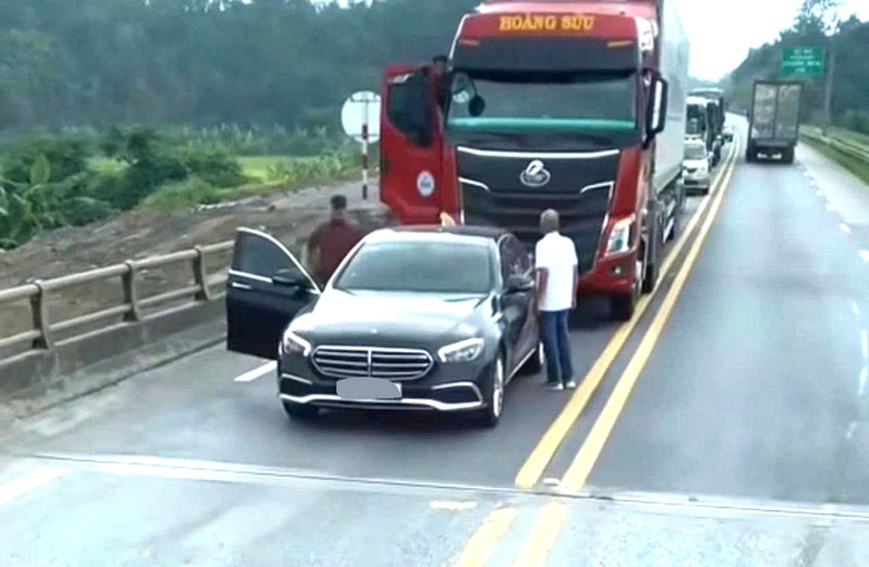 Danh t&iacute;nh t&agrave;i xế dừng xe Mercedes chặn đầu &ocirc; t&ocirc; đầu k&eacute;o tr&ecirc;n cao tốc - Ảnh 1.