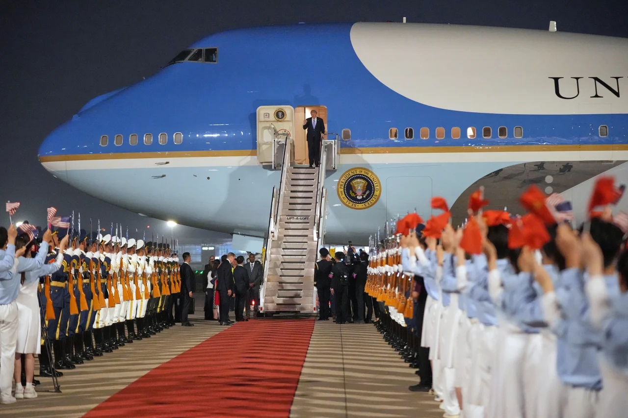 Tổng thống Mỹ Donald Trump đến Bắc Kinh - Ảnh 2.