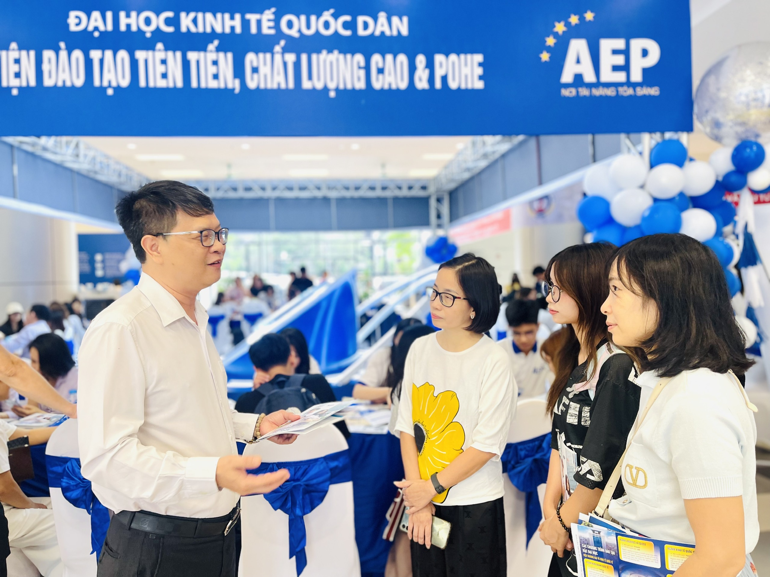 Nhiều cơ hội trúng tuyển các ngành học hot - Ảnh 2.