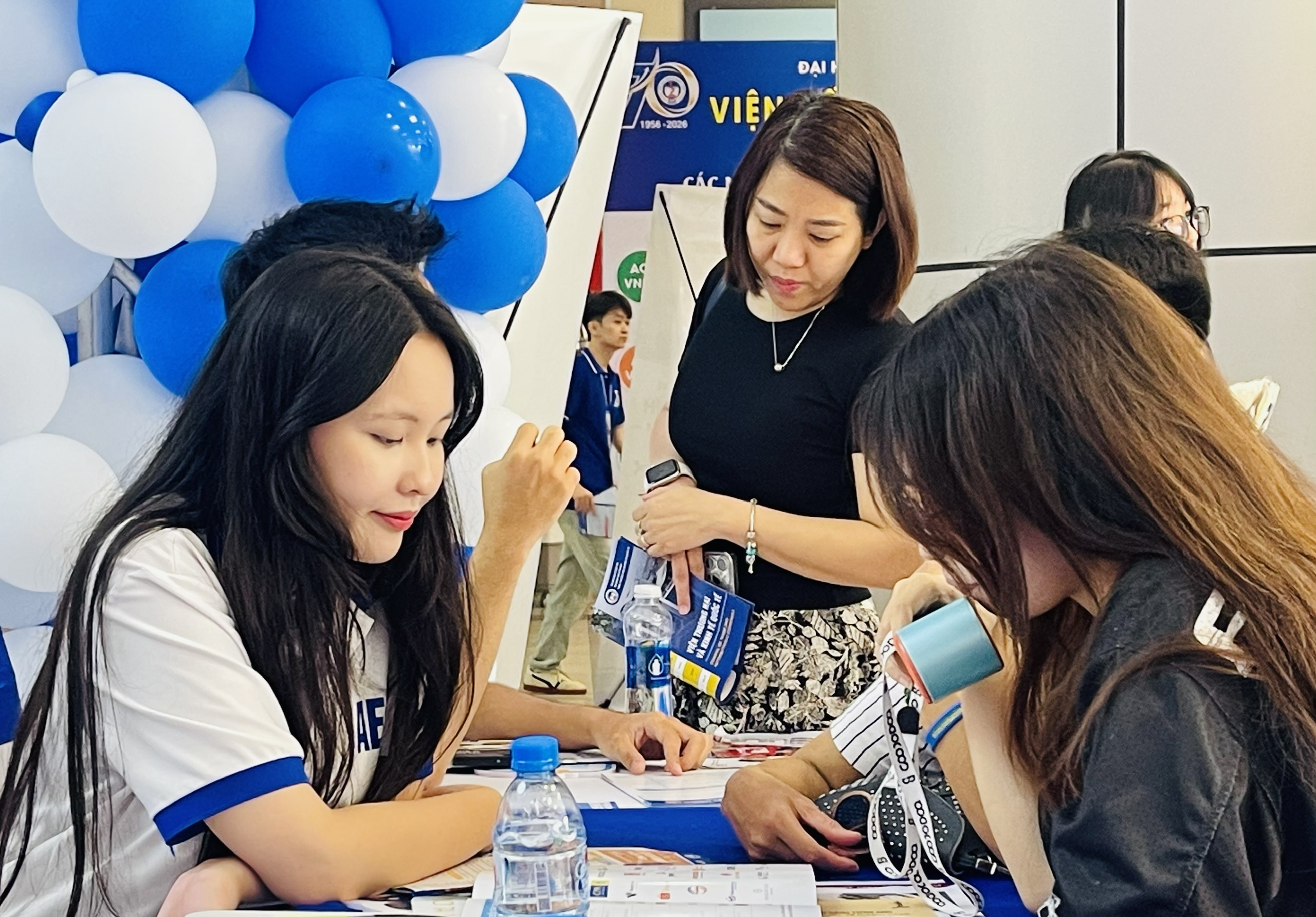 Nhiều cơ hội trúng tuyển các ngành học hot - Ảnh 1.