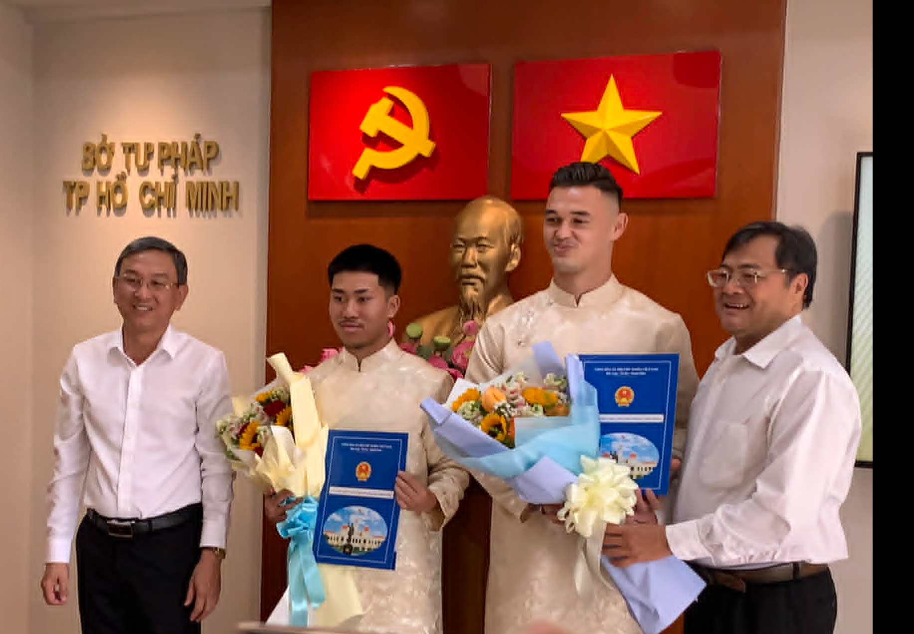 Khoa Ng&ocirc; v&agrave; Patrik L&ecirc; Giang ch&iacute;nh thức nhập tịch, chờ HLV Kim Sang-sik gọi t&ecirc;n - Ảnh 1.
