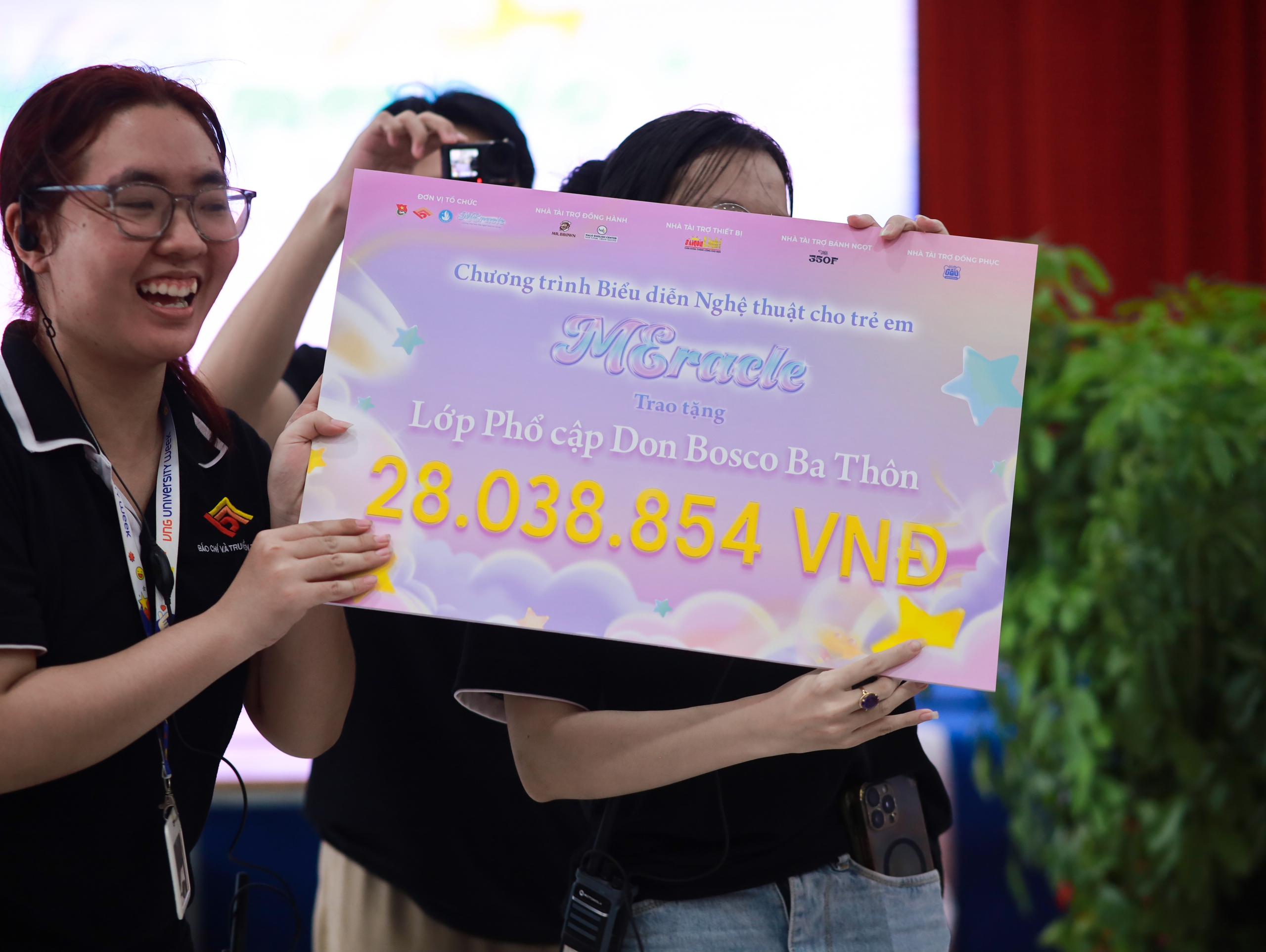 Ph&eacute;p m&agrave;u từ s&acirc;n khấu nhỏ - Ảnh 2.