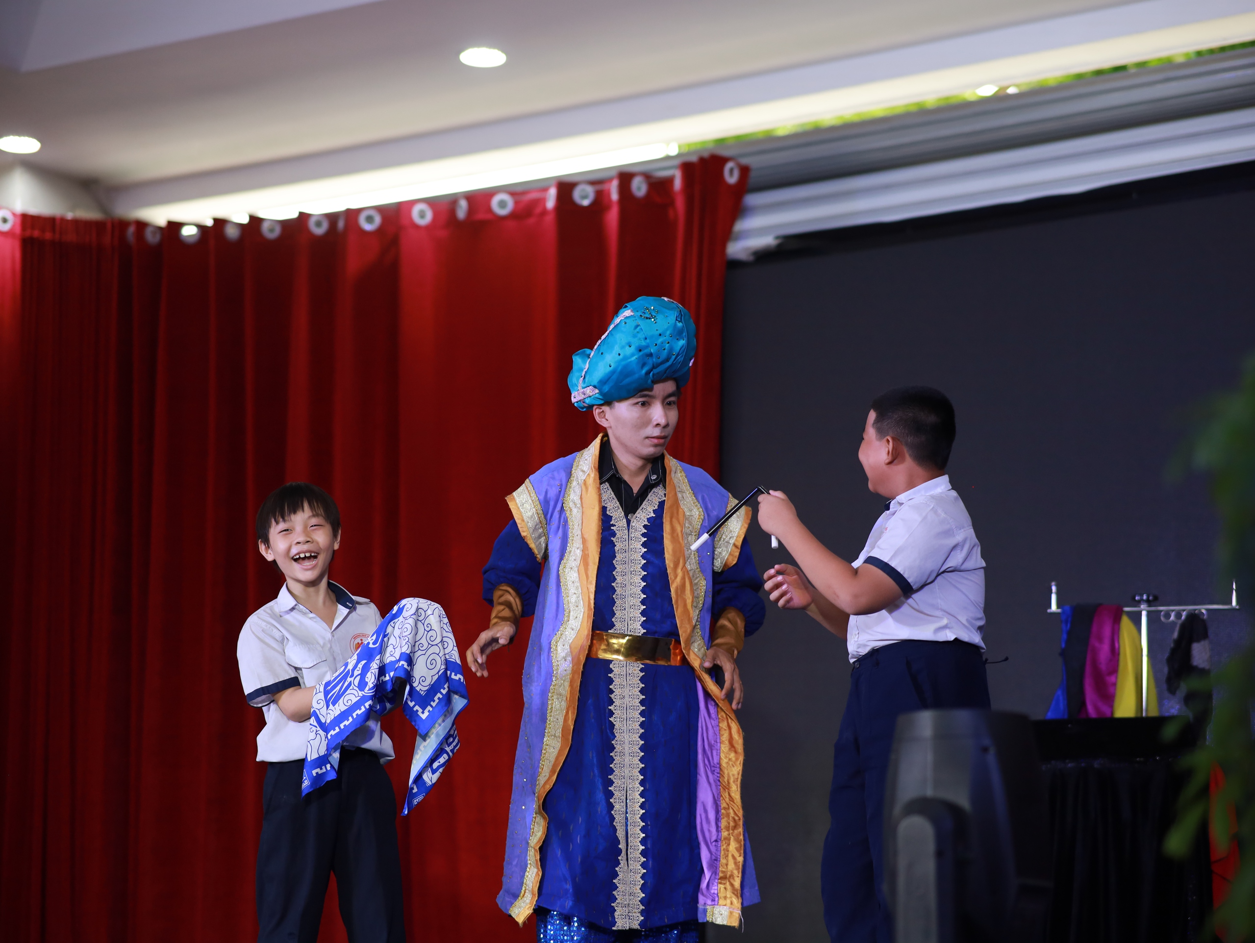 Ph&eacute;p m&agrave;u từ s&acirc;n khấu nhỏ - Ảnh 3.