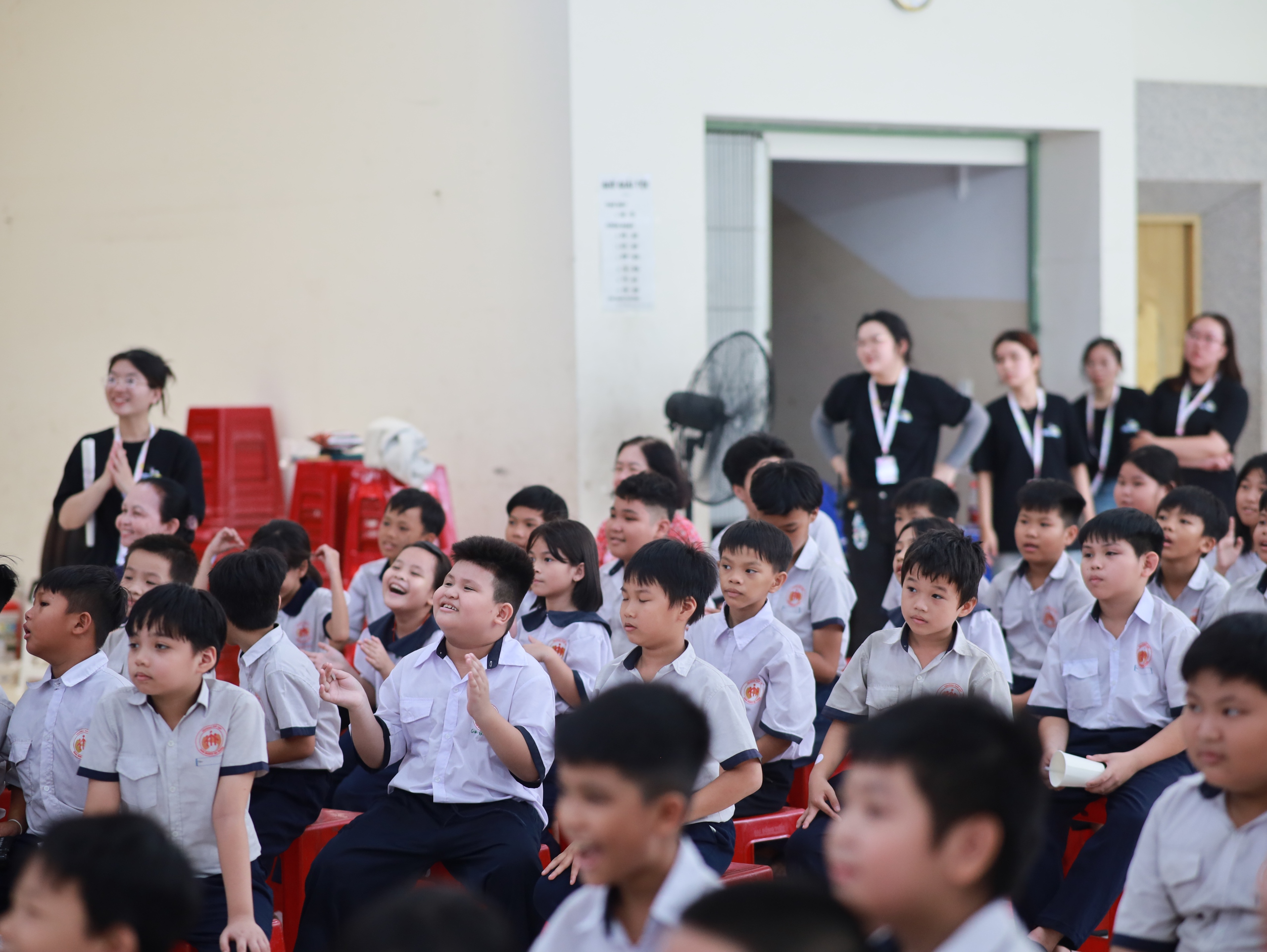 Ph&eacute;p m&agrave;u từ s&acirc;n khấu nhỏ - Ảnh 4.