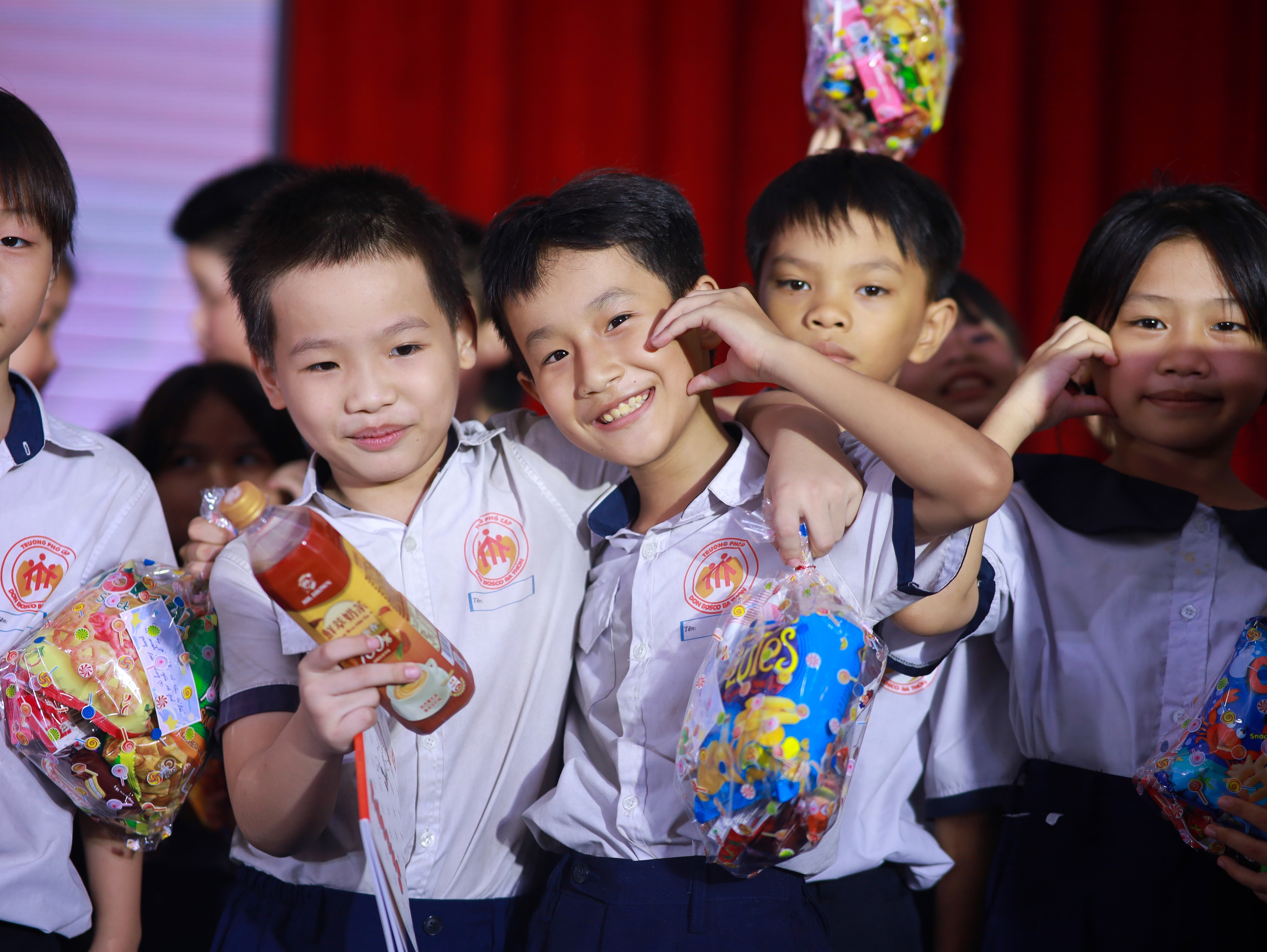 Ph&eacute;p m&agrave;u từ s&acirc;n khấu nhỏ - Ảnh 1.
