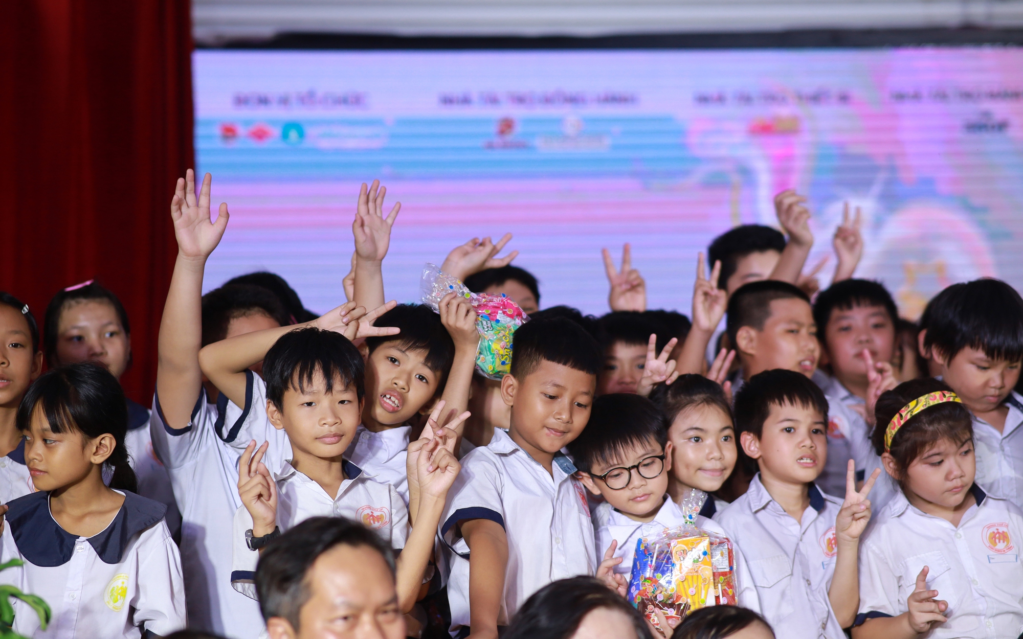 Sinh viên báo chí mang sân khấu đặc biệt đến trẻ em ở TPHCM