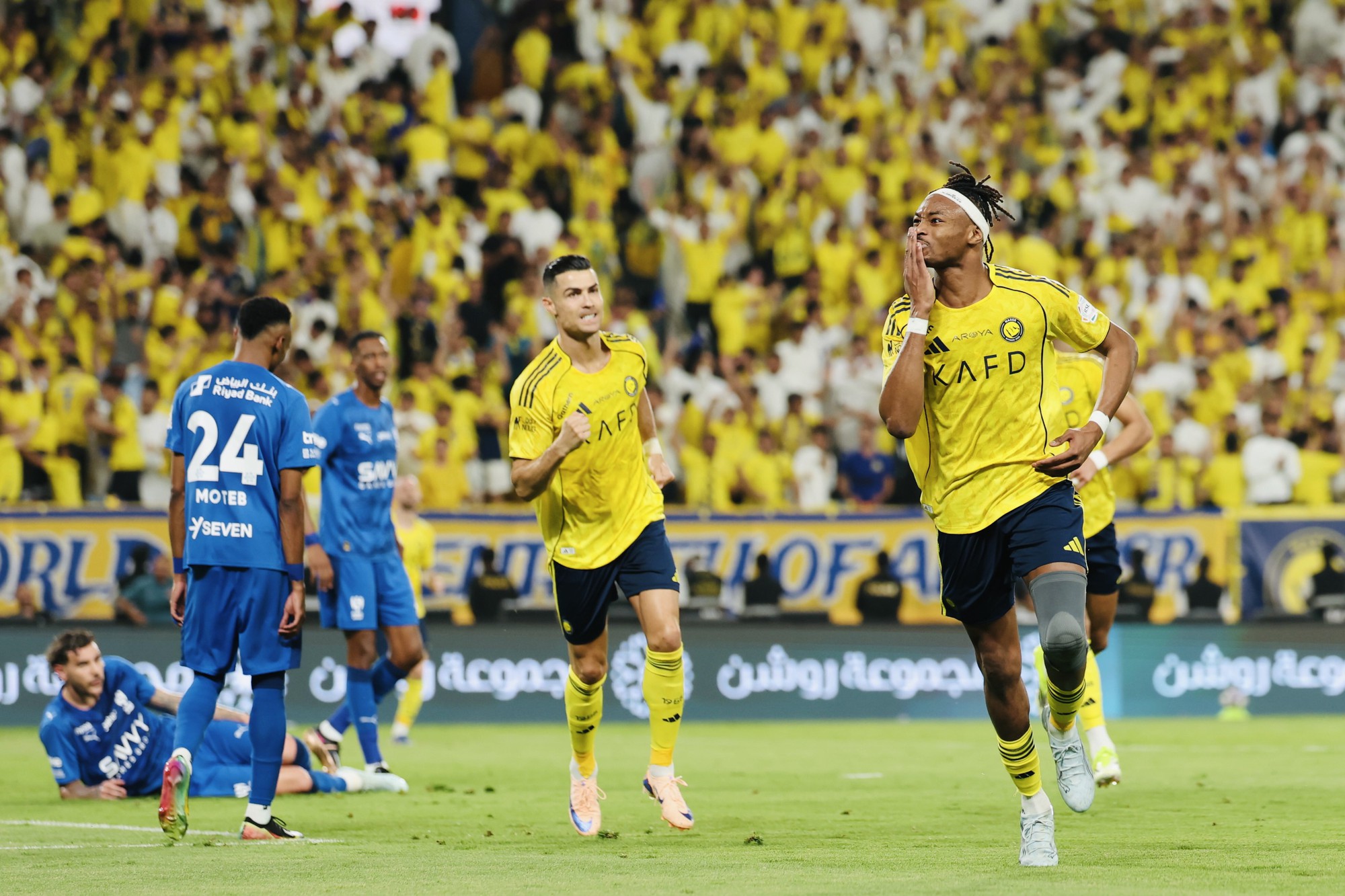 Ronaldo chết lặng khi đồng đội khiến Al-Nassr tụt chiến thắng, chưa thể v&ocirc; địch sớm - Ảnh 2.
