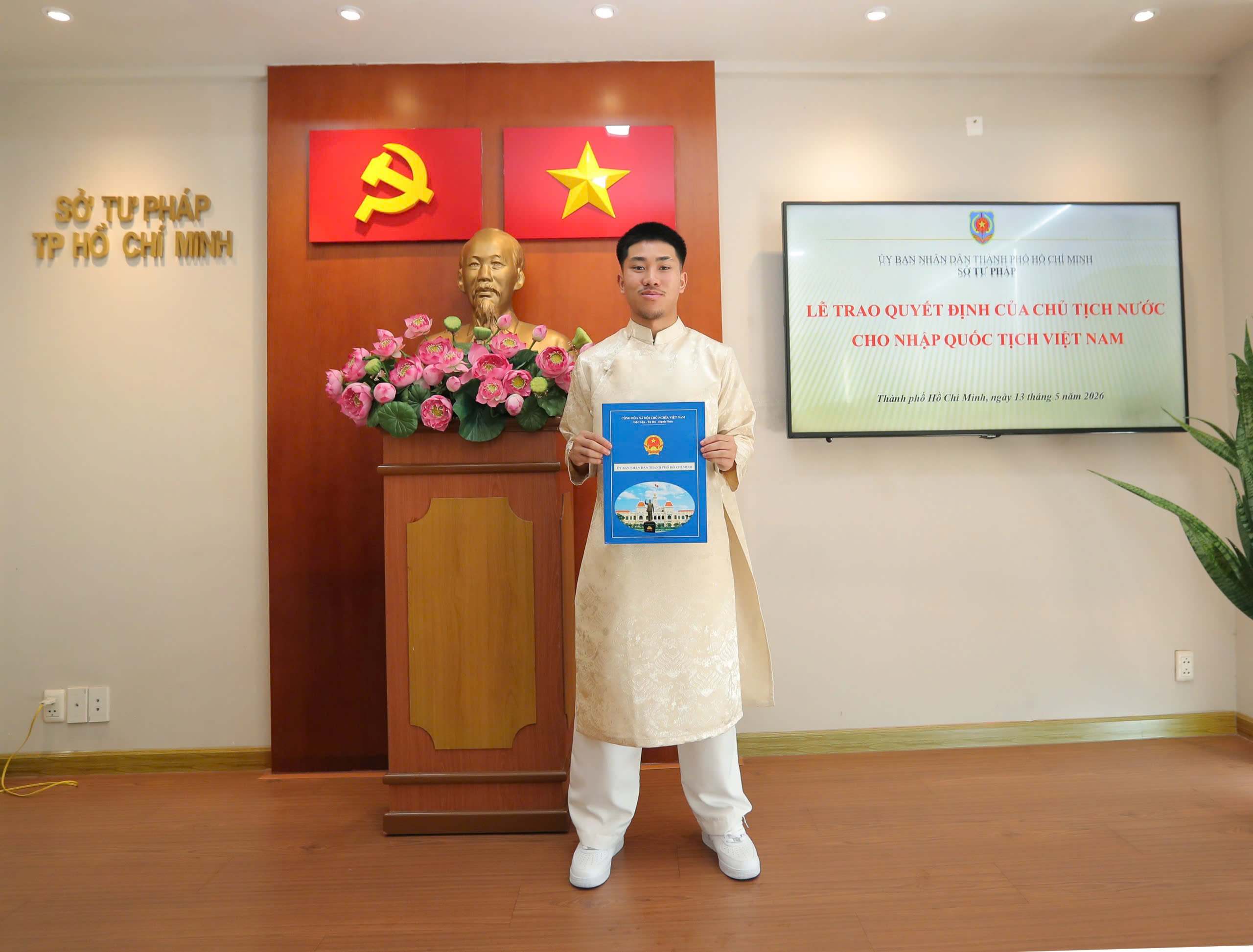 Khoa Ng&ocirc; v&agrave; Patrik L&ecirc; Giang ch&iacute;nh thức nhập tịch, chờ HLV Kim Sang-sik gọi t&ecirc;n - Ảnh 4.