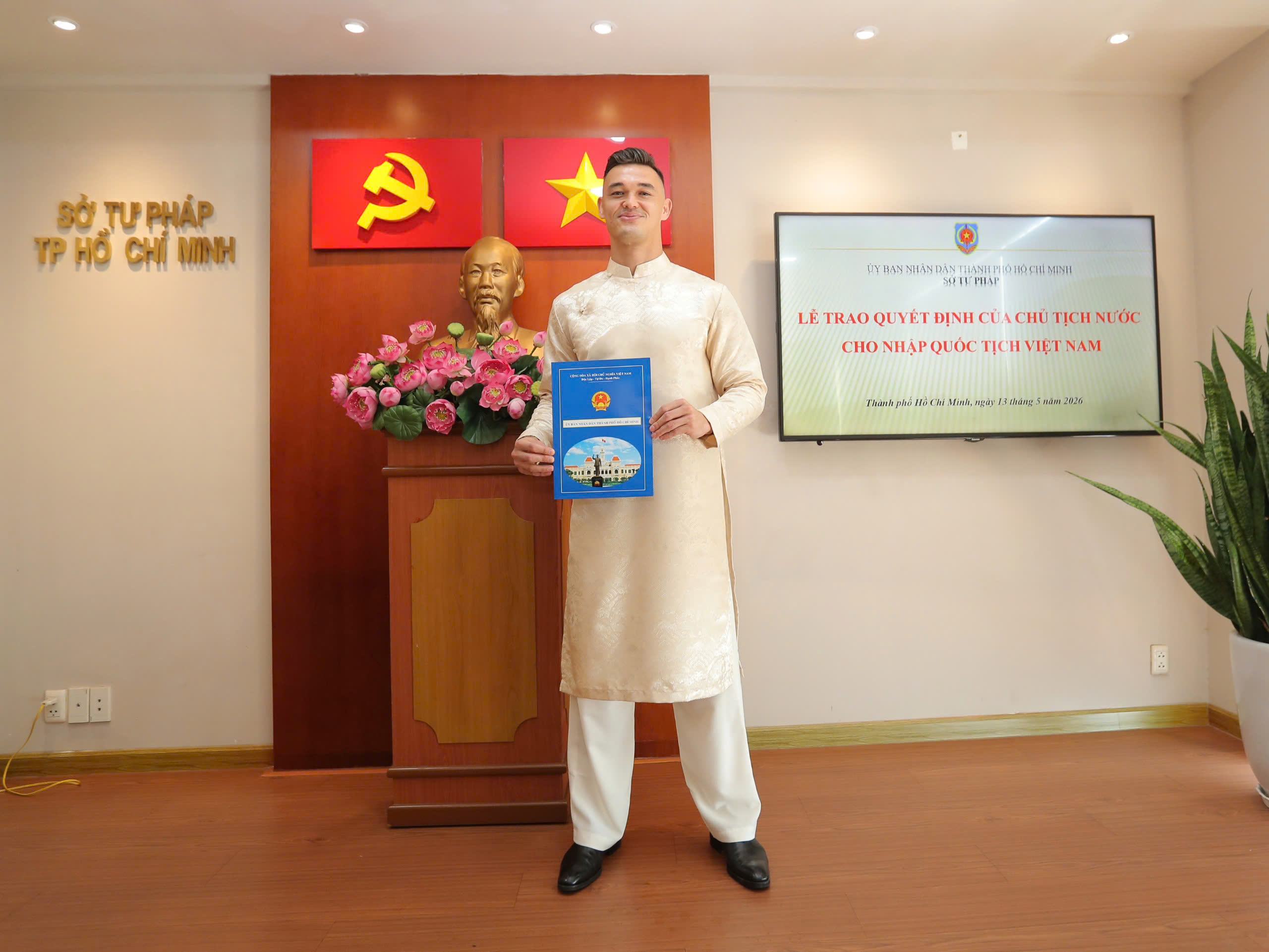 Khoa Ng&ocirc; v&agrave; Patrik L&ecirc; Giang ch&iacute;nh thức nhập tịch, chờ HLV Kim Sang-sik gọi t&ecirc;n - Ảnh 2.