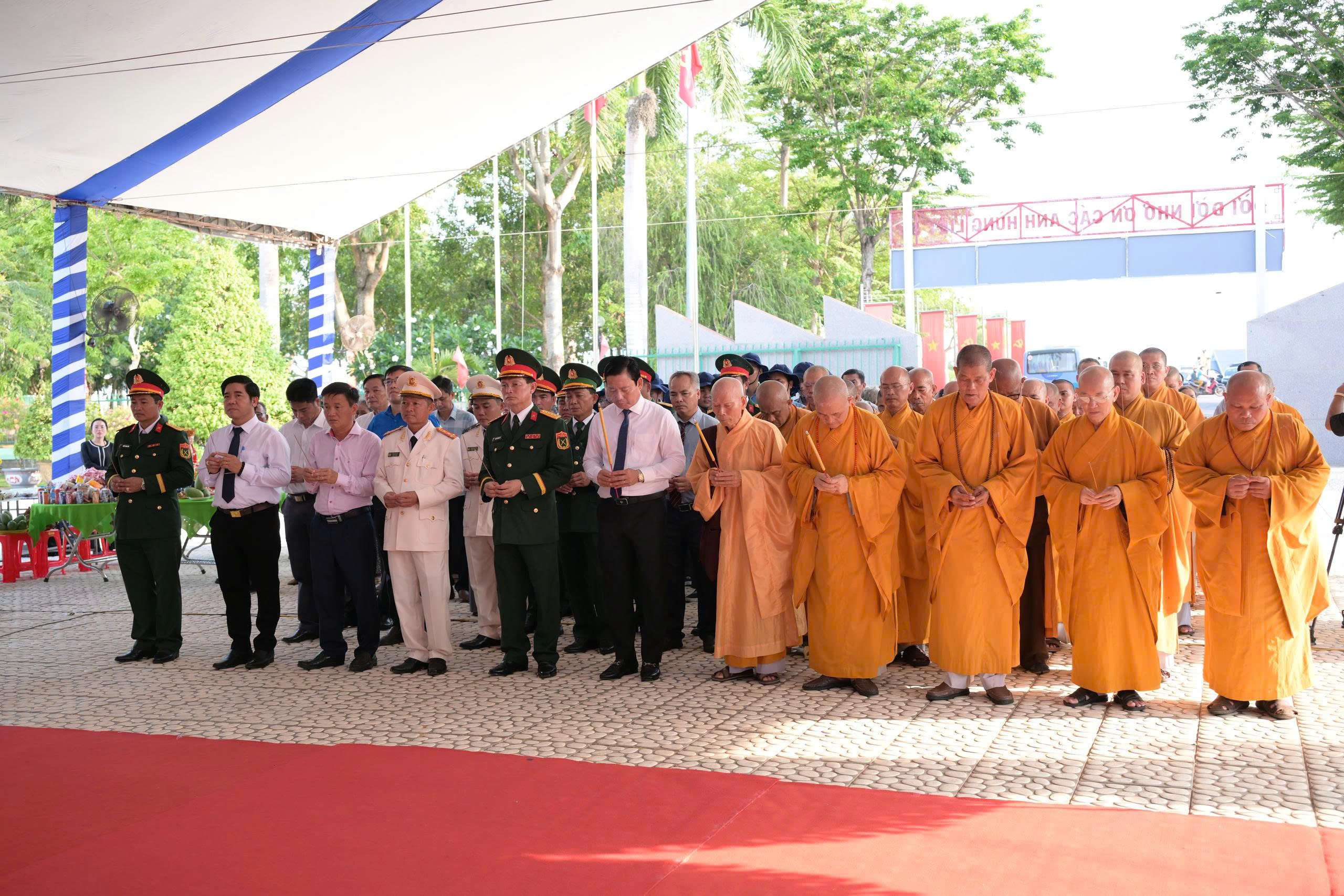 L&atilde;nh đạo tỉnh T&acirc;y ninh ph&aacute;t biểu x&uacute;c động tại lễ đ&oacute;n 158 h&agrave;i cốt liệt sĩ về từ Campuchia - Ảnh 8.