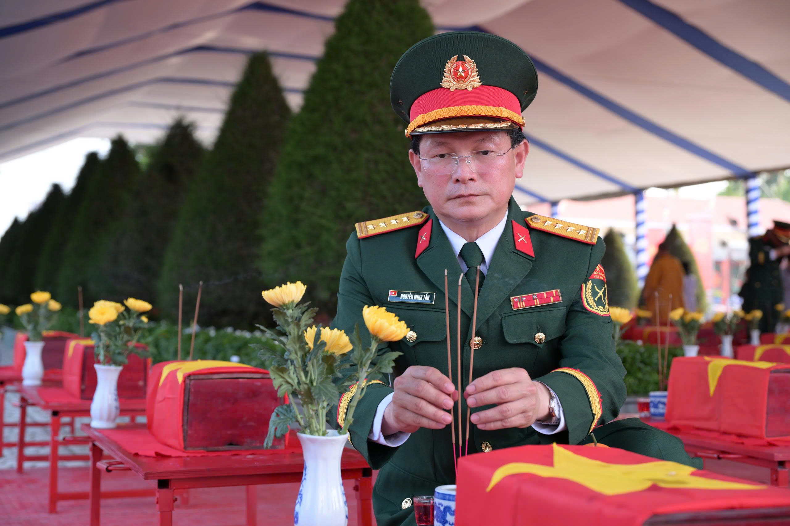 L&atilde;nh đạo tỉnh T&acirc;y ninh ph&aacute;t biểu x&uacute;c động tại lễ đ&oacute;n 158 h&agrave;i cốt liệt sĩ về từ Campuchia - Ảnh 7.