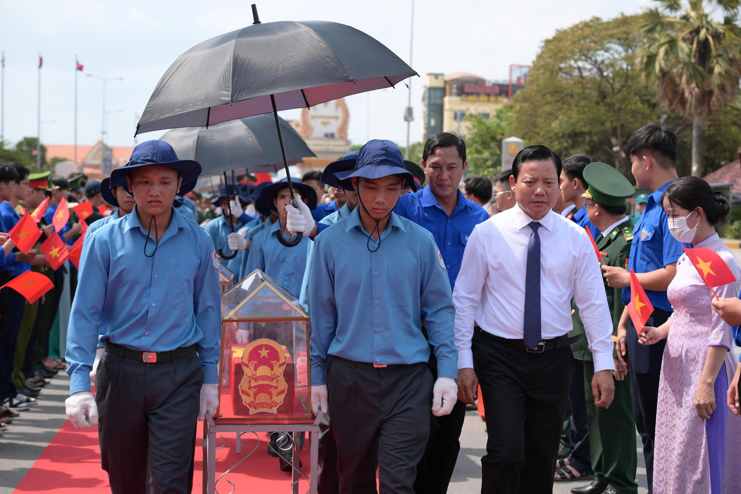 L&atilde;nh đạo tỉnh T&acirc;y ninh ph&aacute;t biểu x&uacute;c động tại lễ đ&oacute;n 158 h&agrave;i cốt liệt sĩ về từ Campuchia - Ảnh 2.