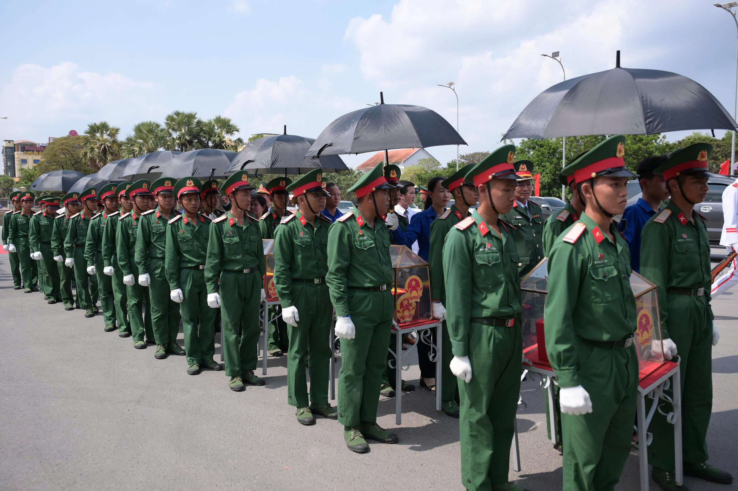 L&atilde;nh đạo tỉnh T&acirc;y ninh ph&aacute;t biểu x&uacute;c động tại lễ đ&oacute;n 158 h&agrave;i cốt liệt sĩ về từ Campuchia - Ảnh 11.