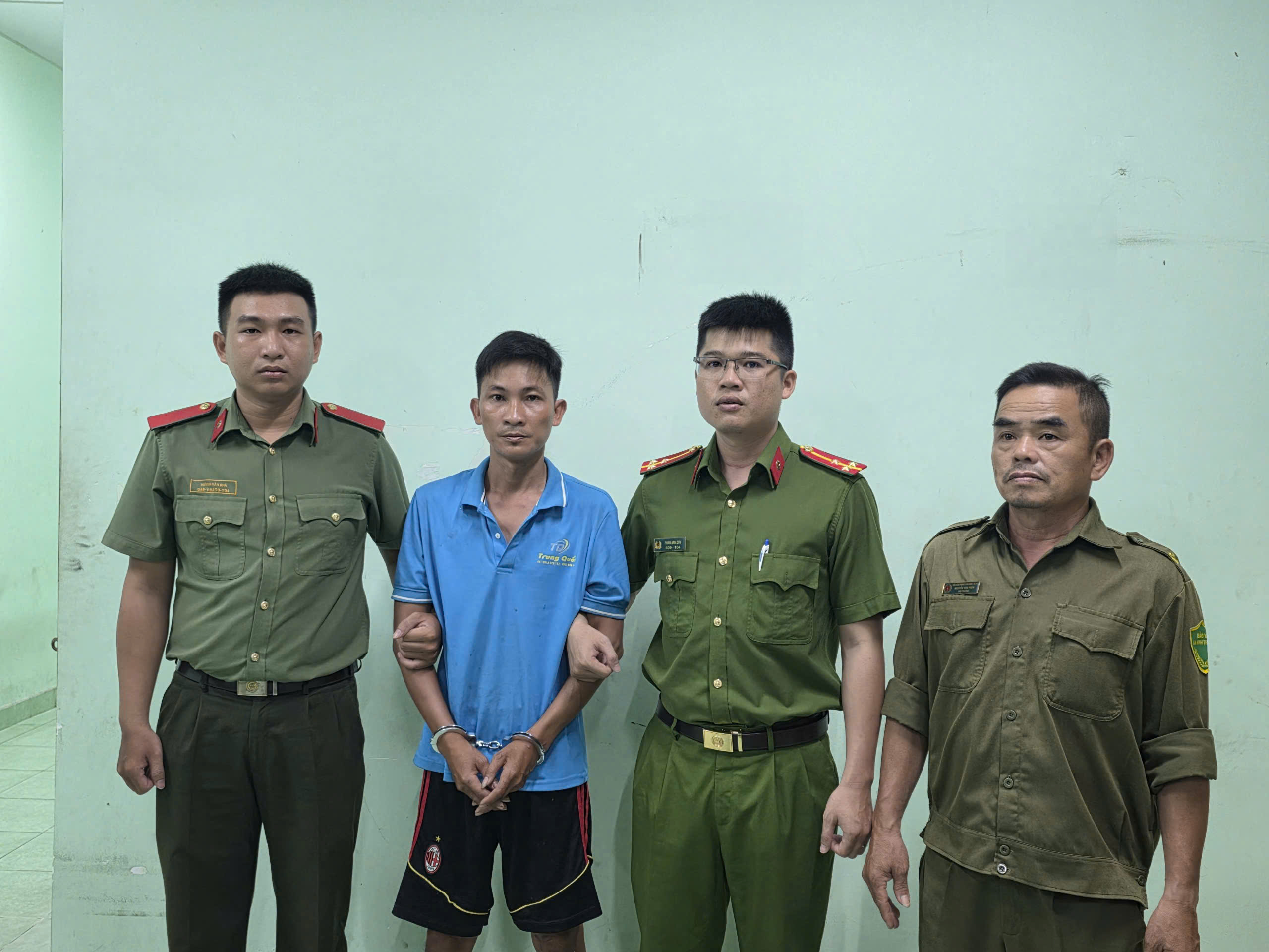 Bạo hành trẻ em: Bé trai ở Dĩ An bị cha dượng đánh đập nghiêm trọng - Ảnh 2.
