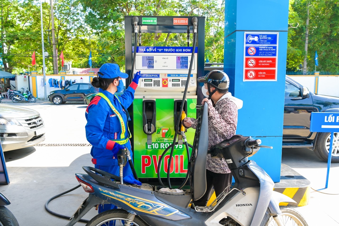 Gần 1.000 cửa h&agrave;ng xăng dầu PVOIL đ&atilde; sẵn s&agrave;ng kinh doanh xăng E10 - Ảnh 3.