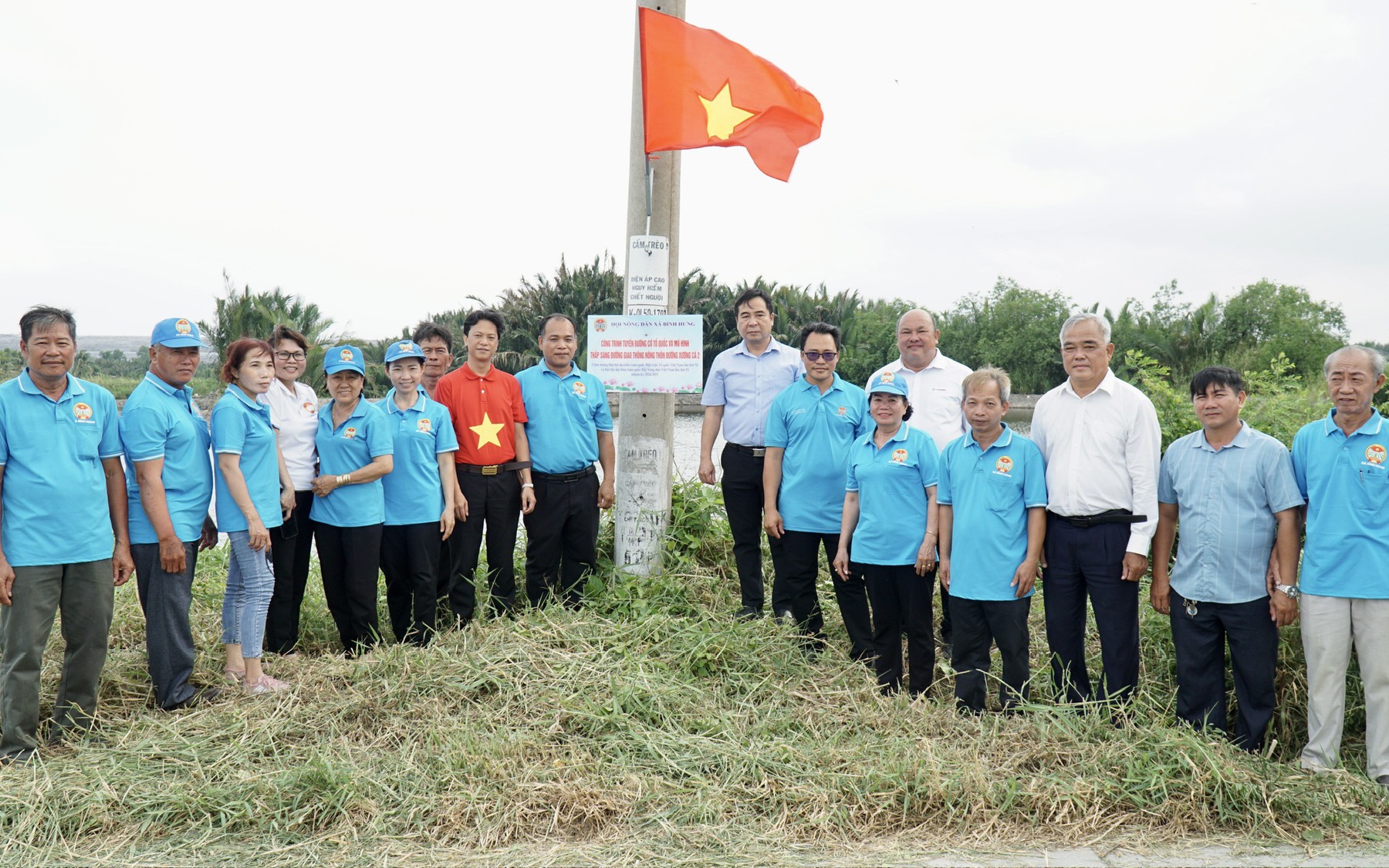 Rực sắc cờ đỏ trên tuyến đường nông thôn xã Bình Hưng