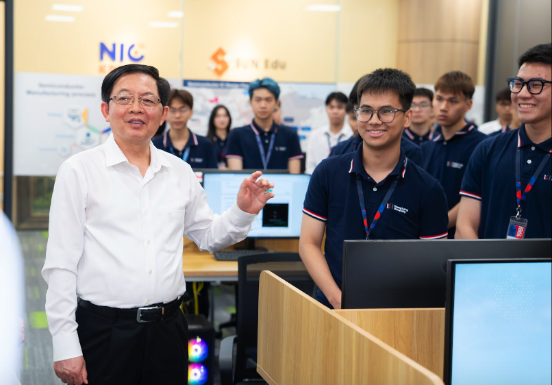 Phó Thủ tướng Hồ Quốc Dũng dự khai trương AI Lab của Trường ĐH Thăng Long - Ảnh 3.