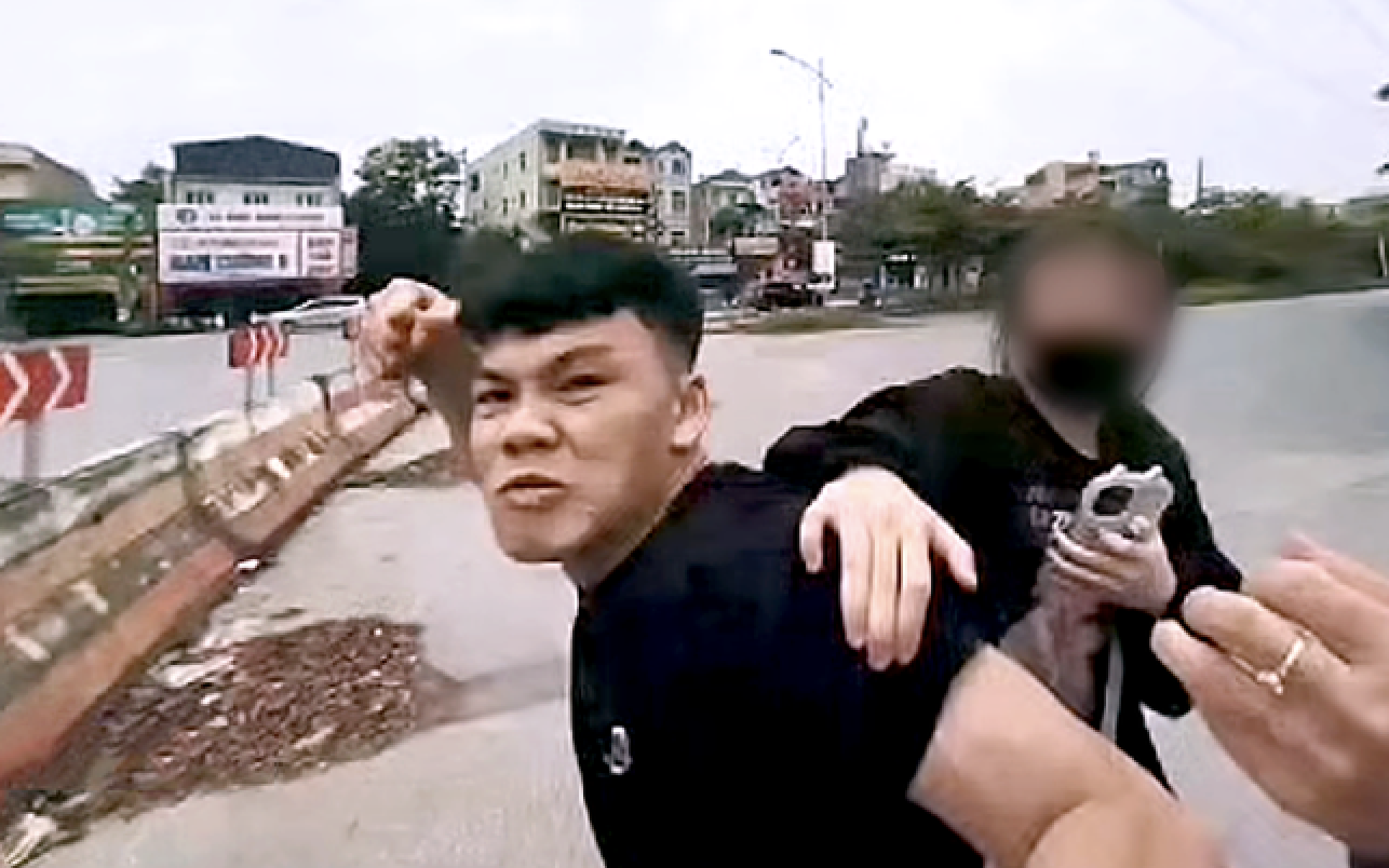 Chở bạn gái không đội mũ bảo hiểm, nam tài xế còn cào cấu thiếu tá CSGT