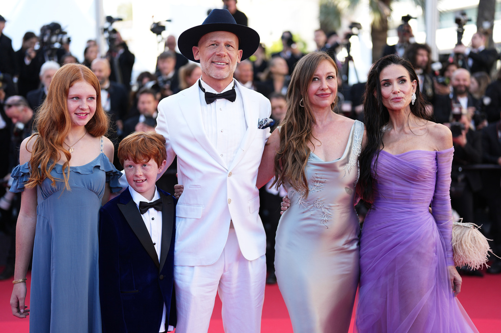 Minh tinh Demi Moore thu hút ánh nhìn với đầm tím - Ảnh 10.