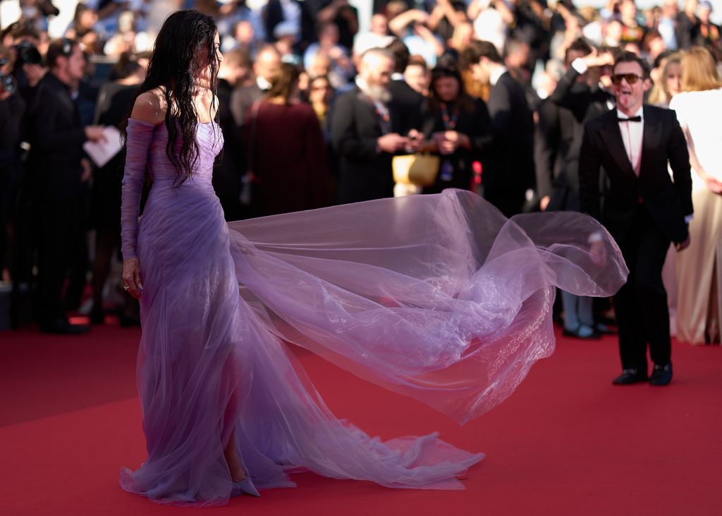 Minh tinh Demi Moore thu hút ánh nhìn với đầm tím - Ảnh 2.