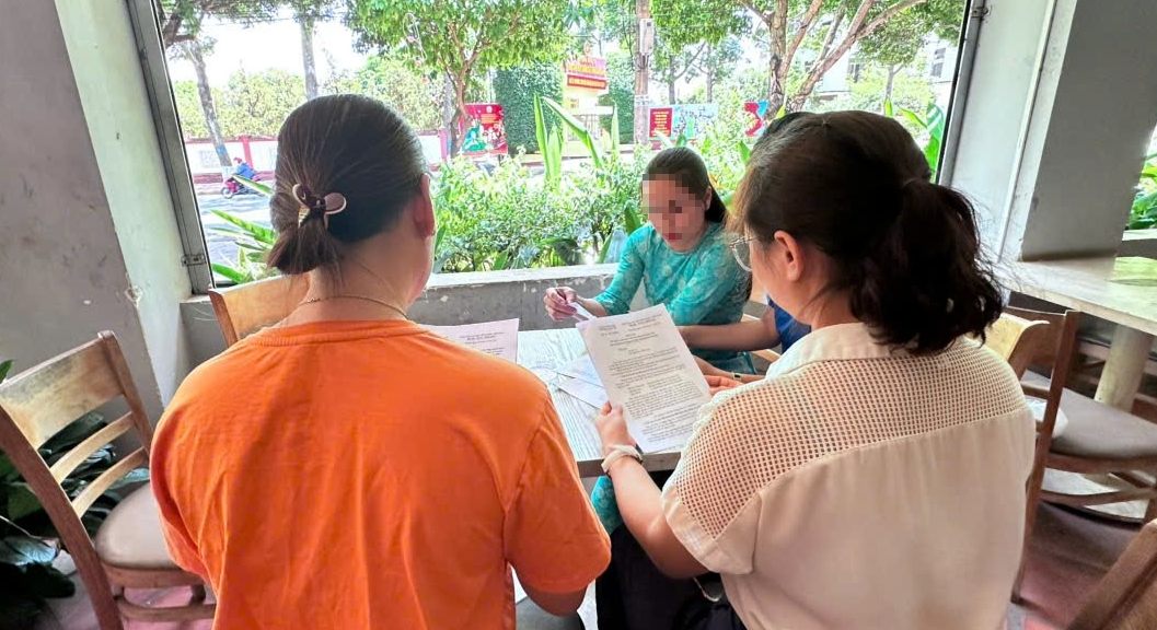 Kh&ocirc;ng c&oacute; t&ecirc;n x&eacute;t tuyển vi&ecirc;n chức, h&agrave;ng chục nh&acirc;n vi&ecirc;n y tế học đường kiến nghị - Ảnh 1.