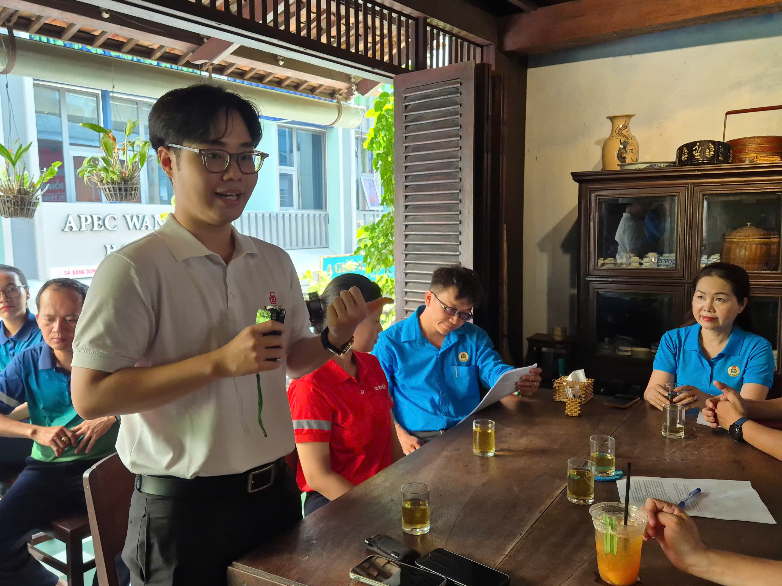 C&agrave; ph&ecirc; c&ugrave;ng l&atilde;nh đạo, người lao động g&oacute;p &yacute; về lương - Ảnh 1.