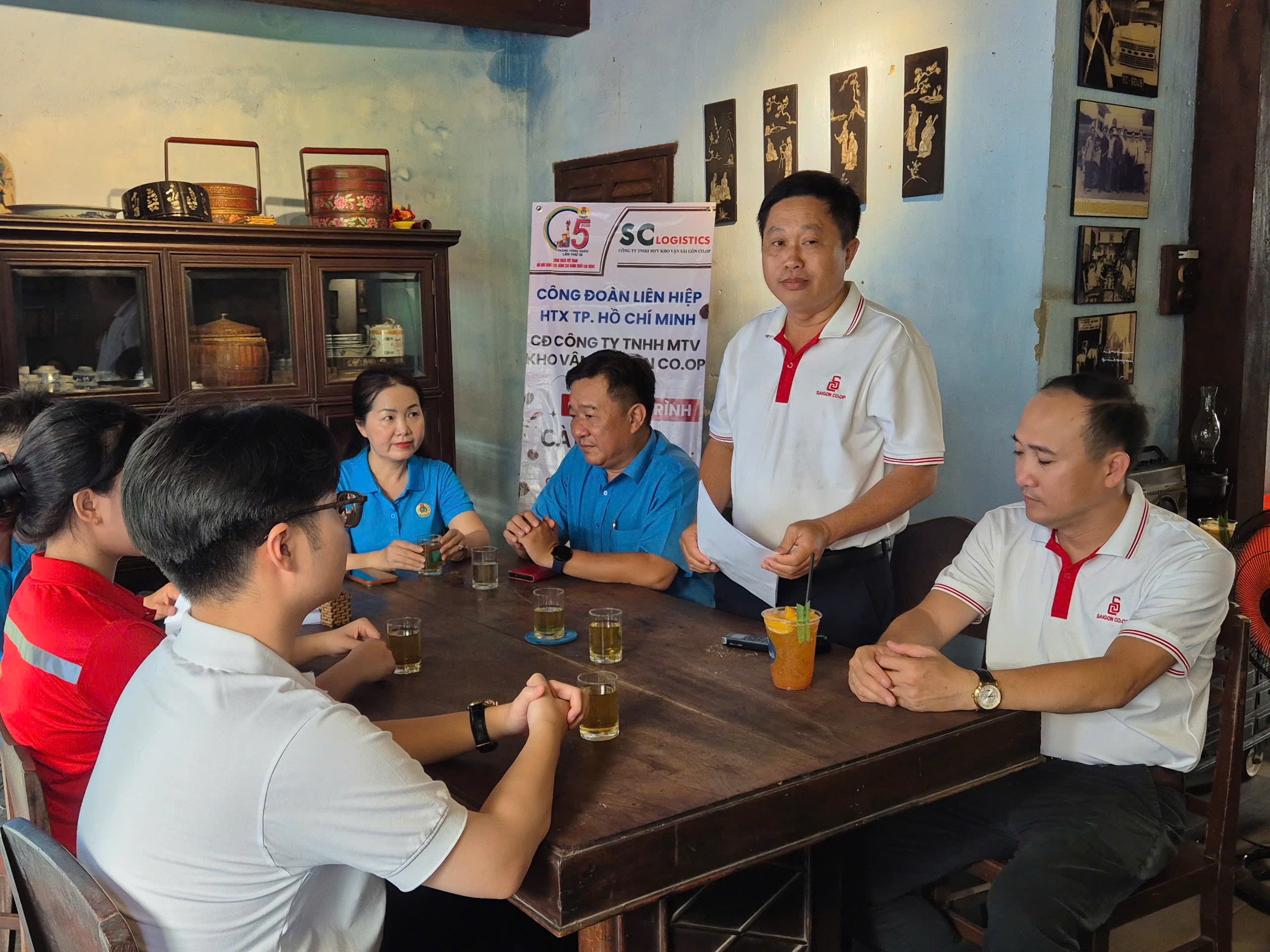 C&agrave; ph&ecirc; c&ugrave;ng l&atilde;nh đạo, người lao động g&oacute;p &yacute; về lương - Ảnh 2.